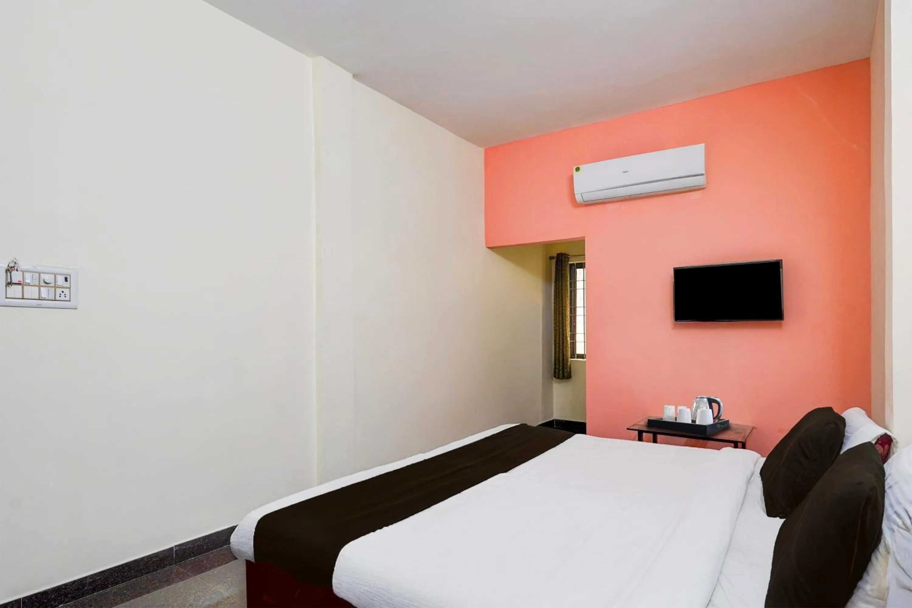 Bedroom, Bed in Super Hotel O Poigai Near Airport