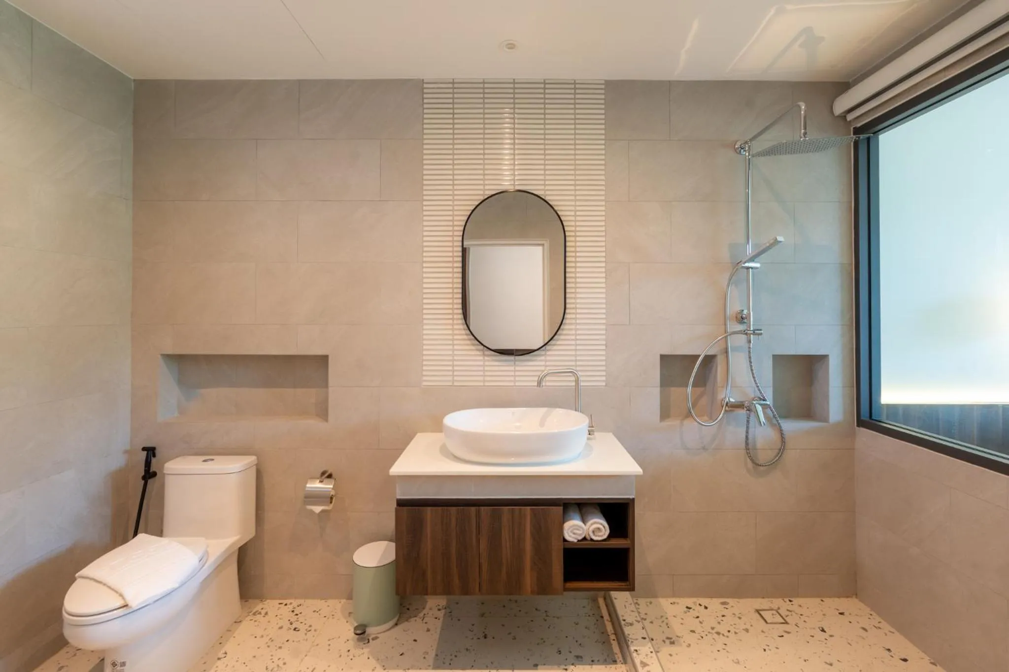 Shower in The Pinnacle Katanoi