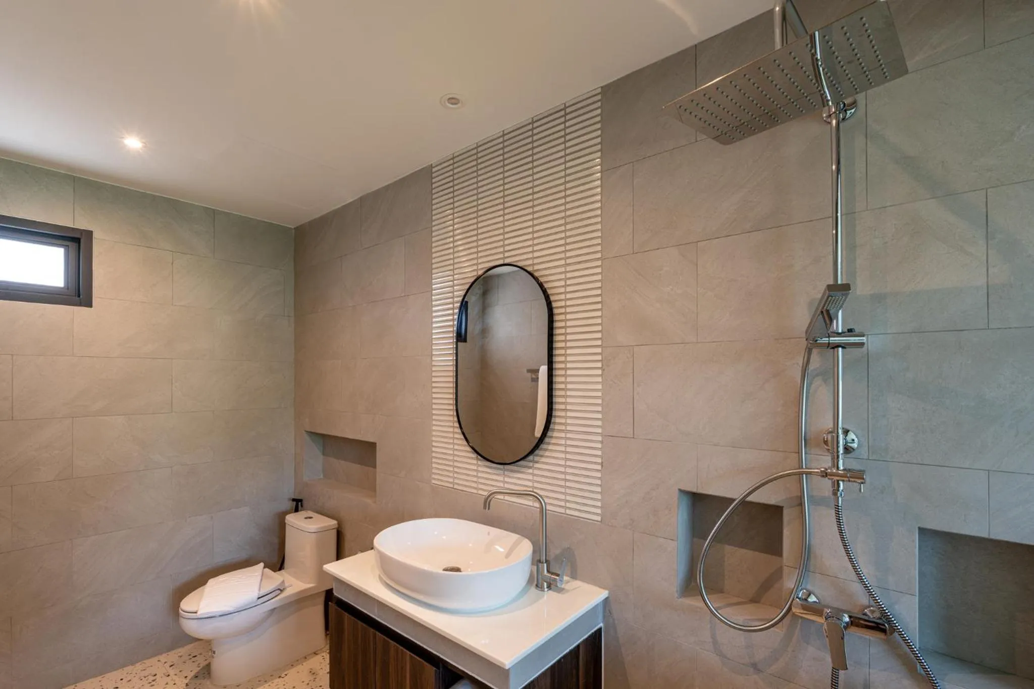 Shower in The Pinnacle Katanoi