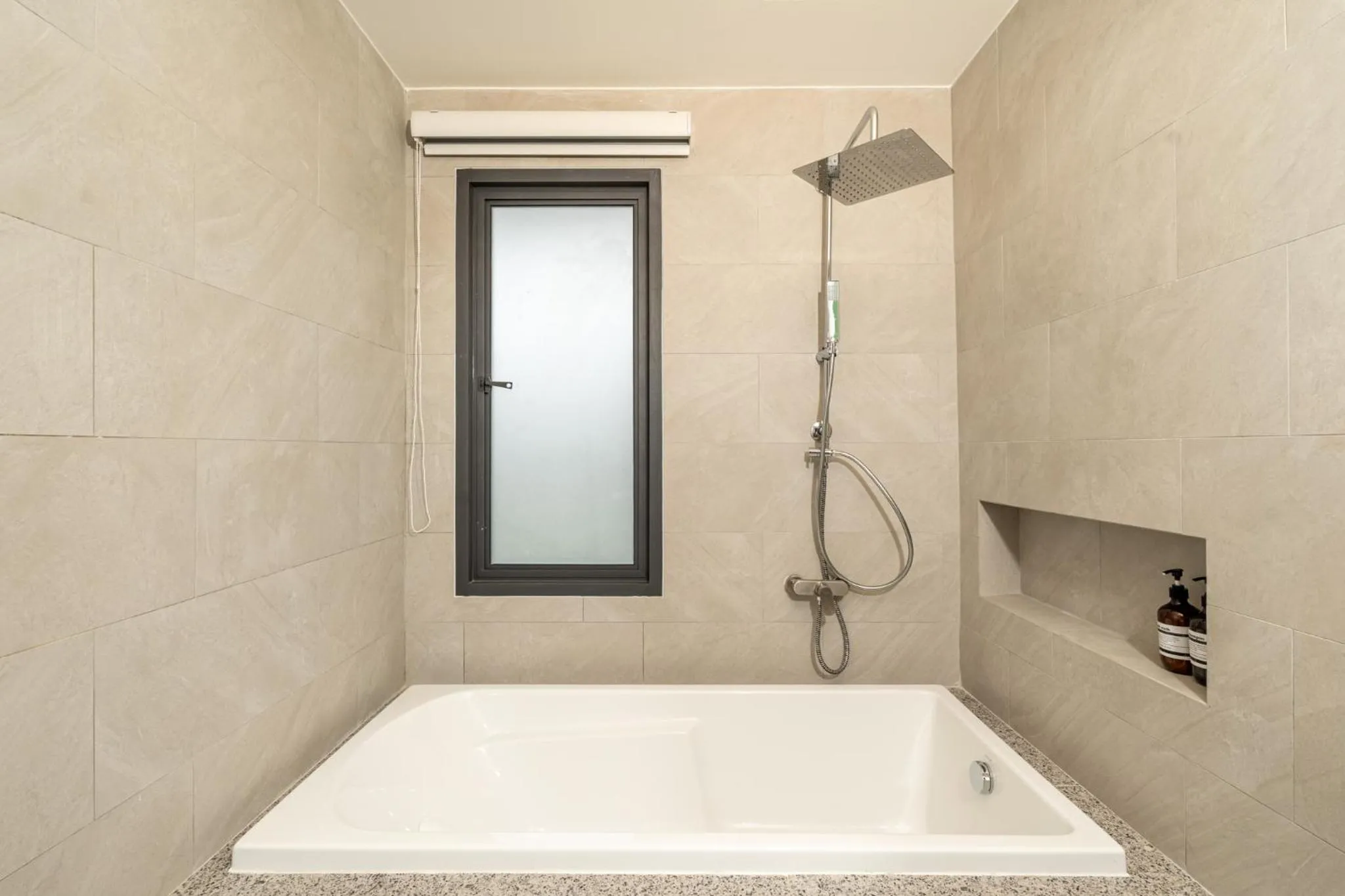 Shower in The Pinnacle Katanoi