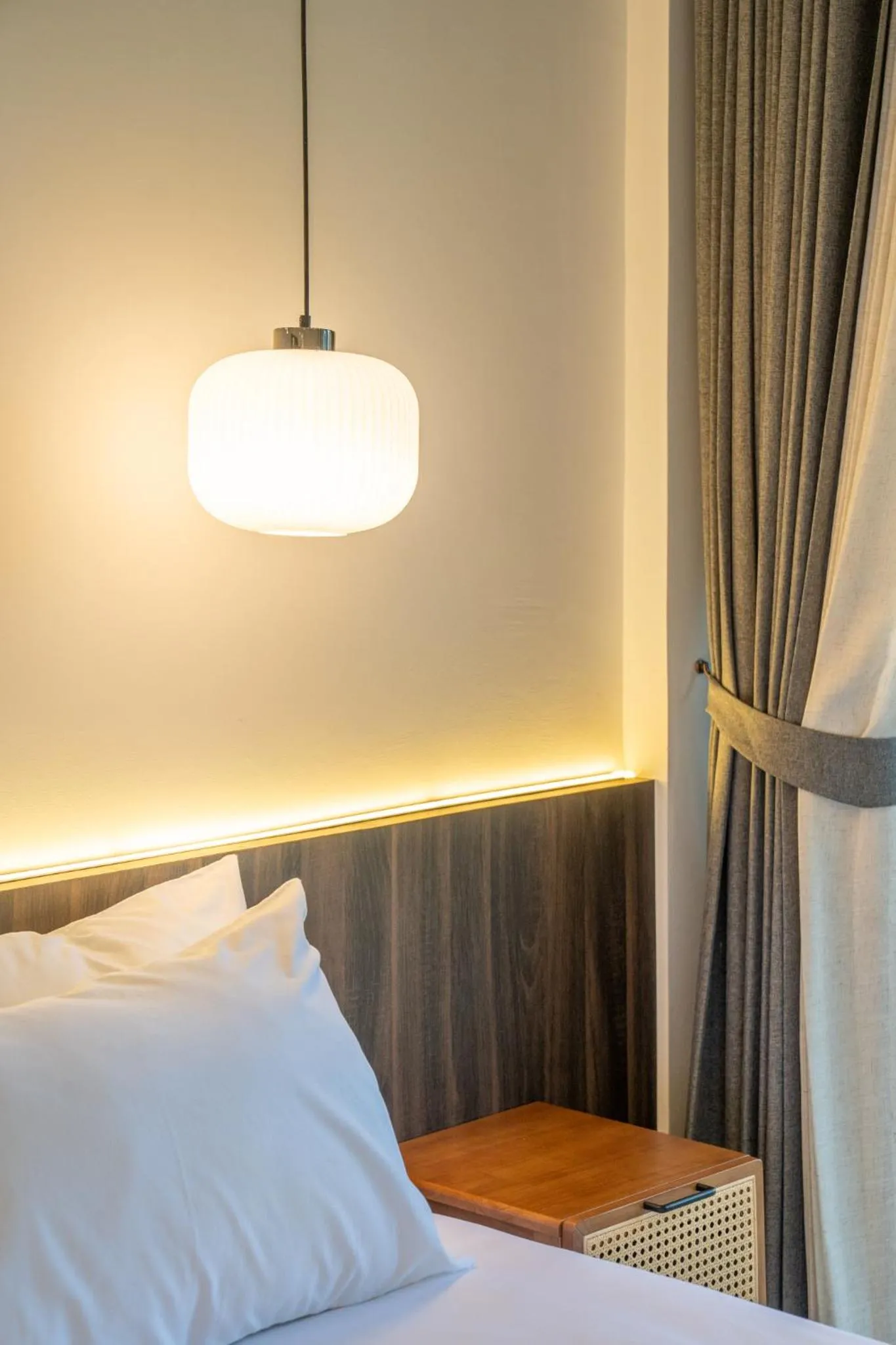 Photo of the whole room, Bed in The Pinnacle Katanoi