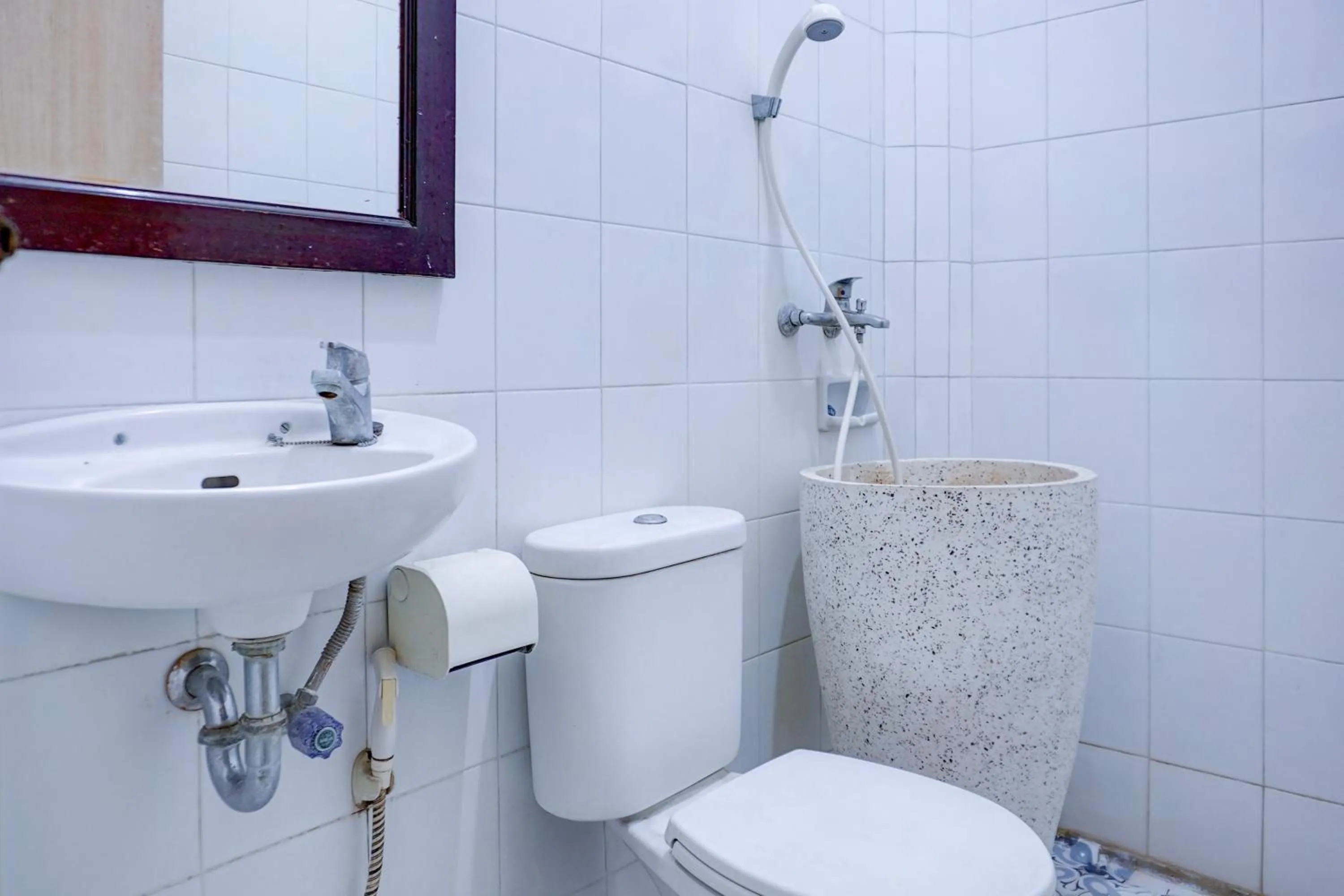 Bathroom in Collection O Pekalongan Near Pasar Batik Setono Formerly Hotel Jayadipa