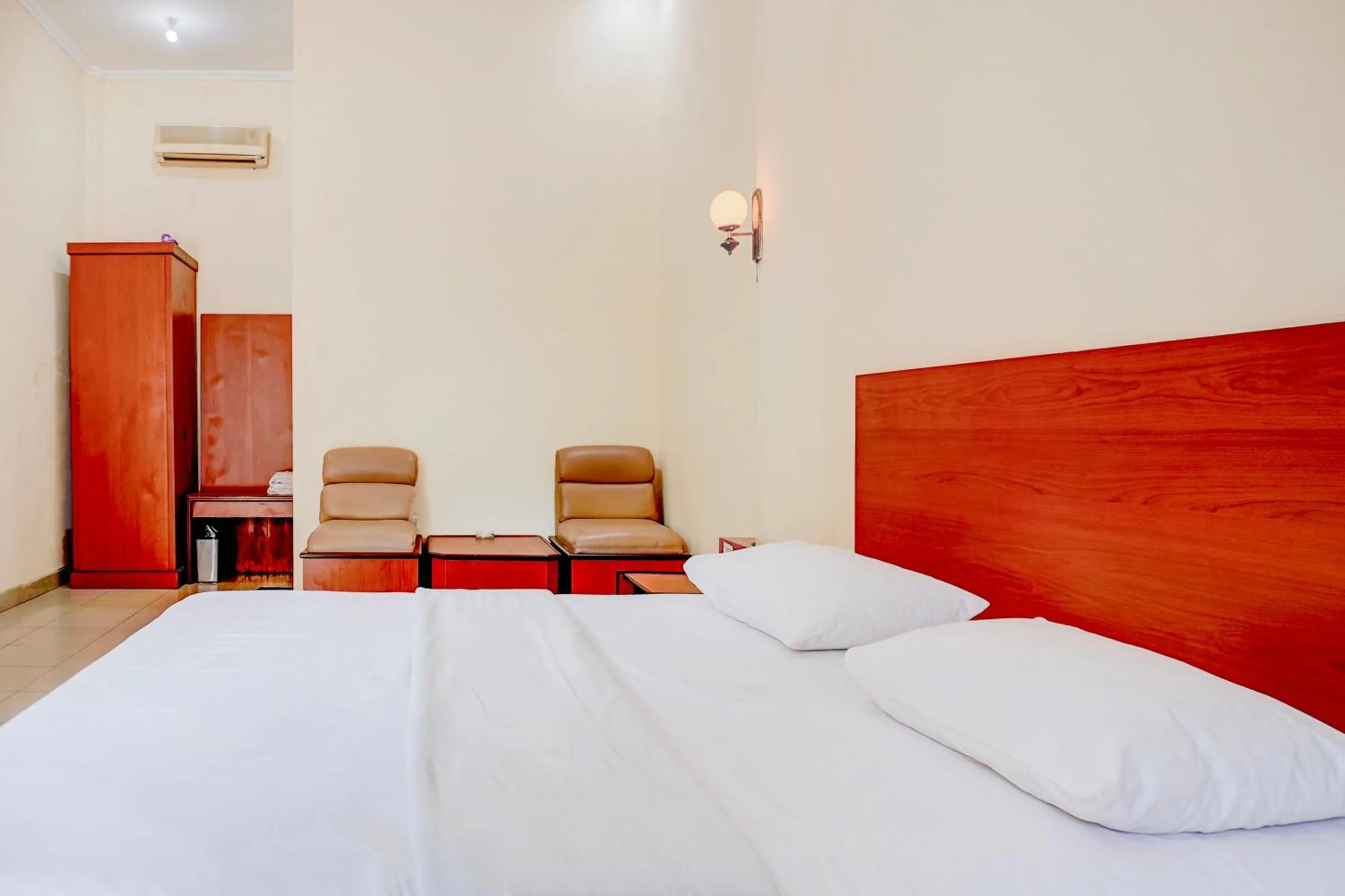 Bedroom in Collection O Pekalongan Near Pasar Batik Setono Formerly Hotel Jayadipa