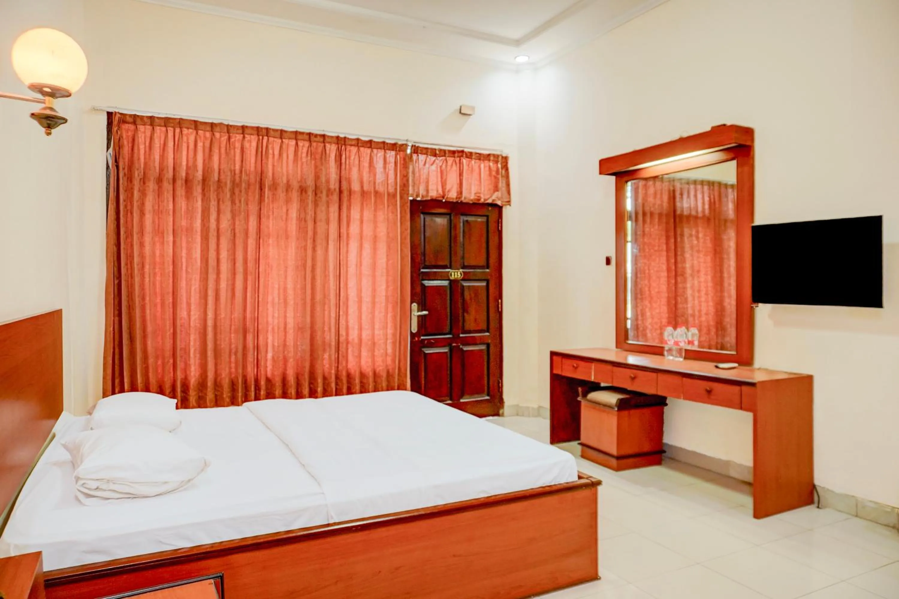 Bedroom in Collection O Pekalongan Near Pasar Batik Setono Formerly Hotel Jayadipa