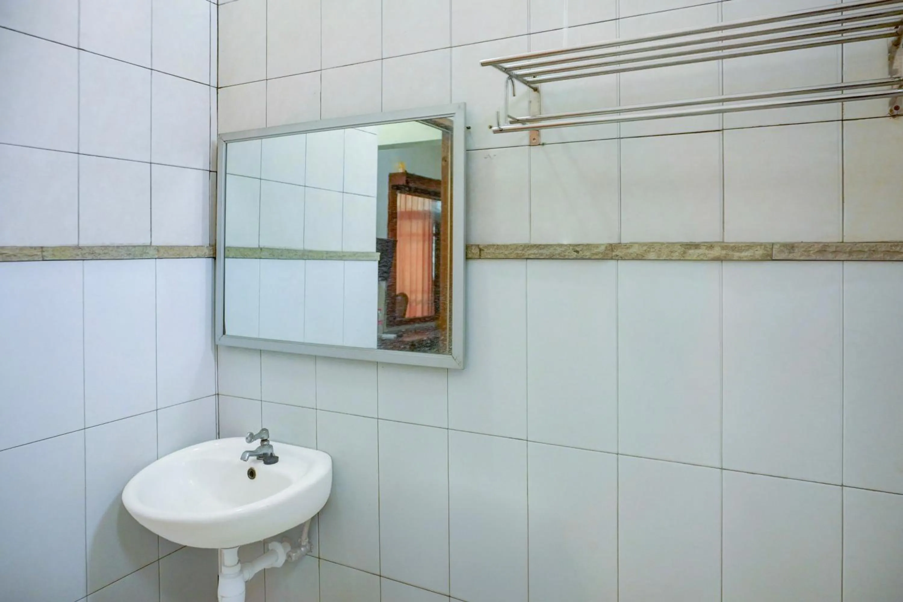 Bathroom in Collection O Pekalongan Near Pasar Batik Setono Formerly Hotel Jayadipa