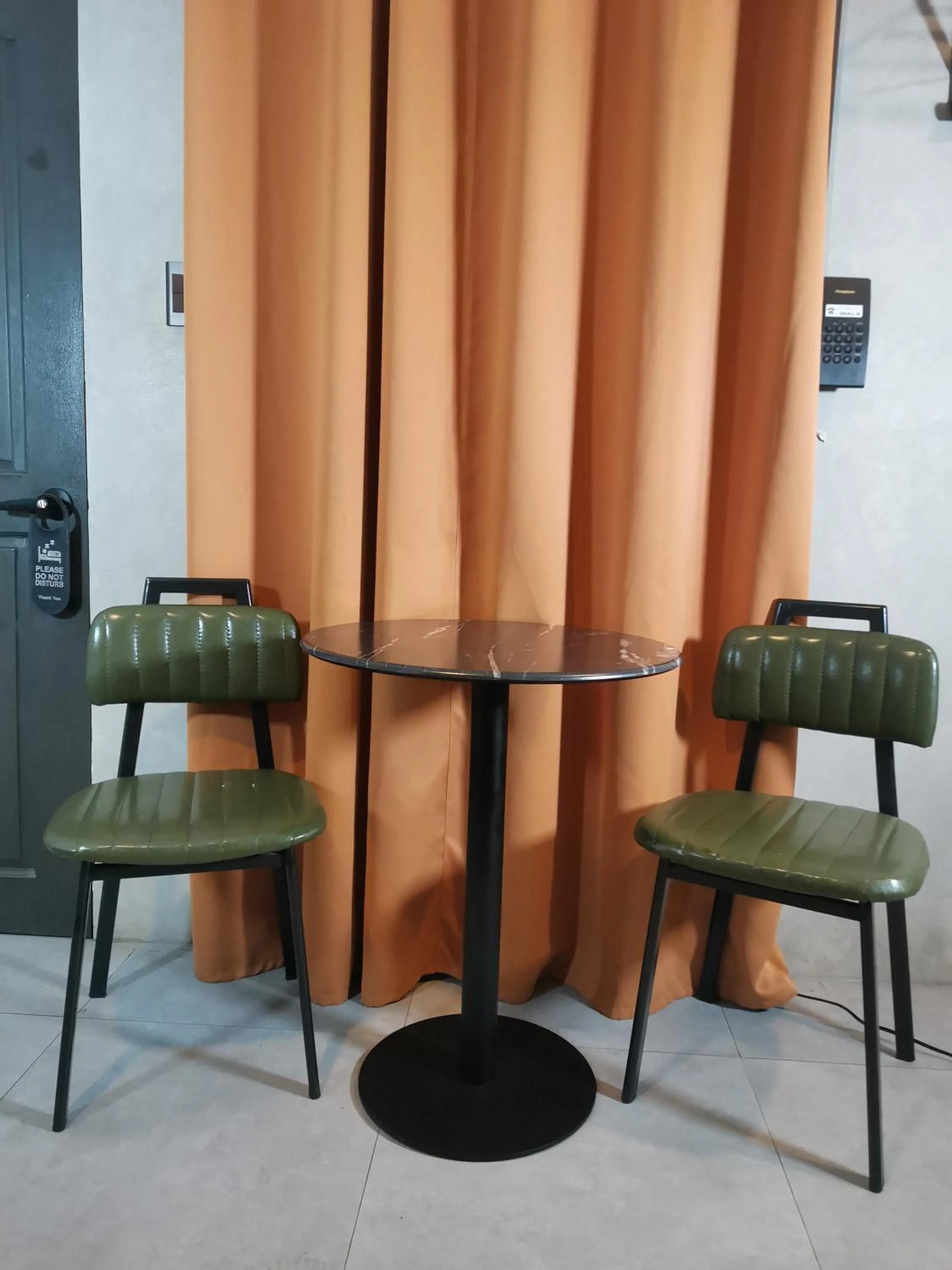 Seating area in Townhouse Oak Grey Hotel Near Clark International Airport