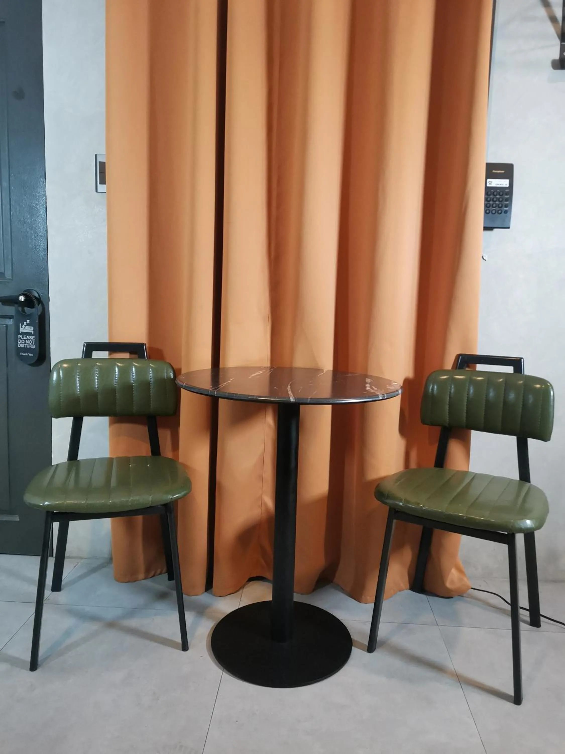 Seating area in Townhouse Oak Grey Hotel Near Clark International Airport