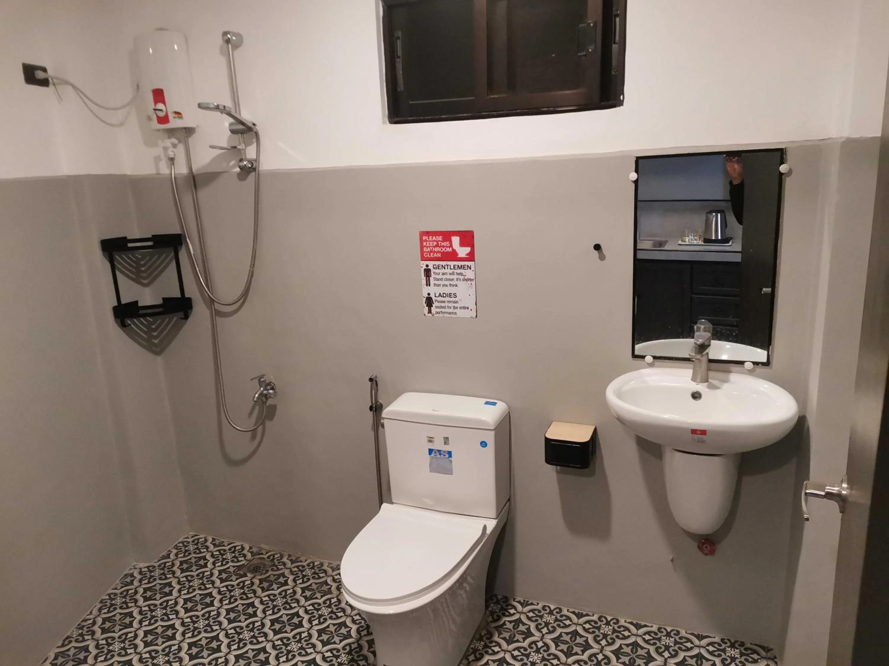 Bathroom in Townhouse Oak Grey Hotel Near Clark International Airport