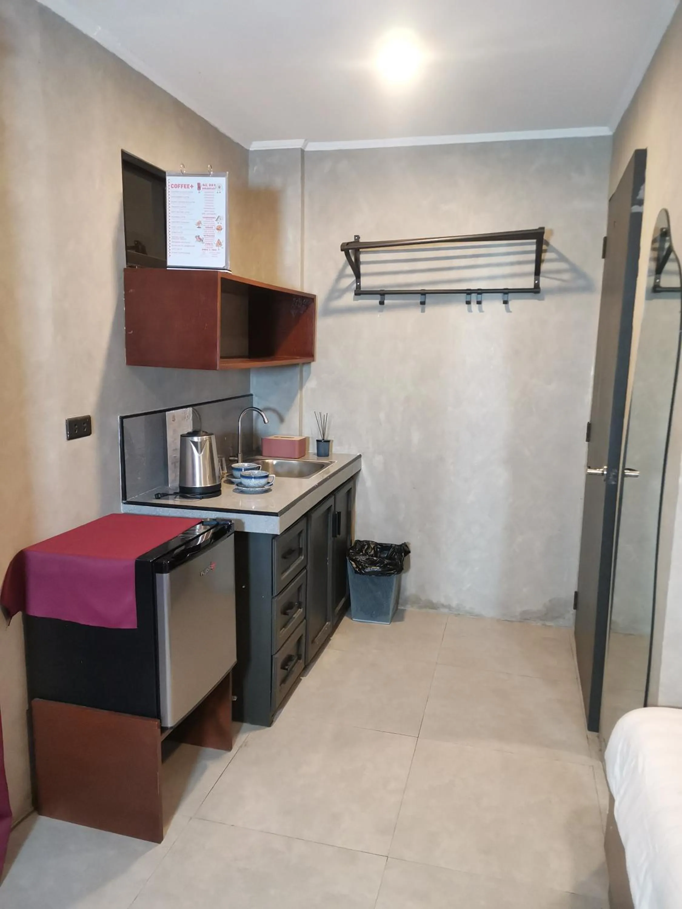 Kitchen or kitchenette in Townhouse Oak Grey Hotel Near Clark International Airport