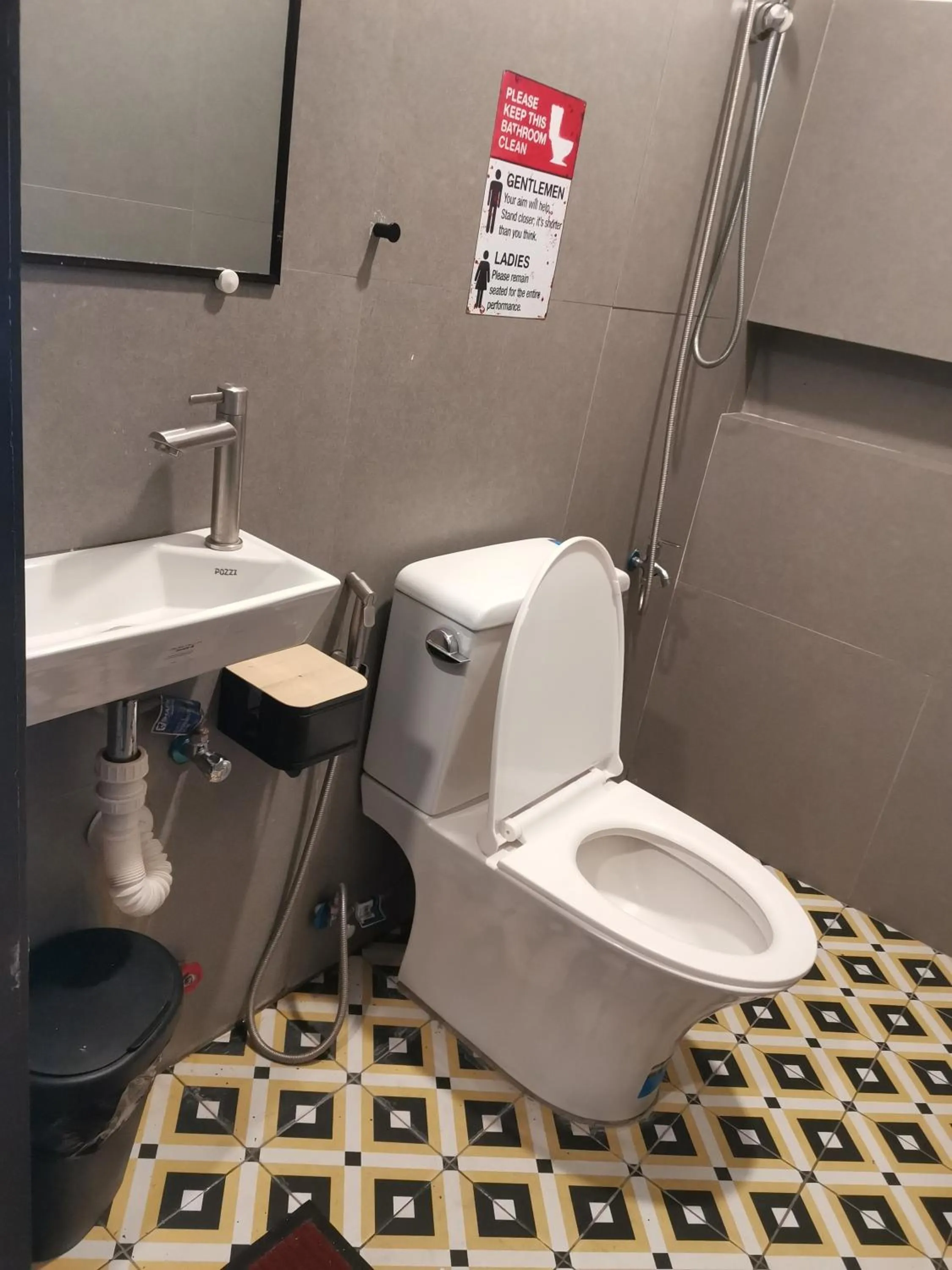 Bathroom in Townhouse Oak Grey Hotel Near Clark International Airport