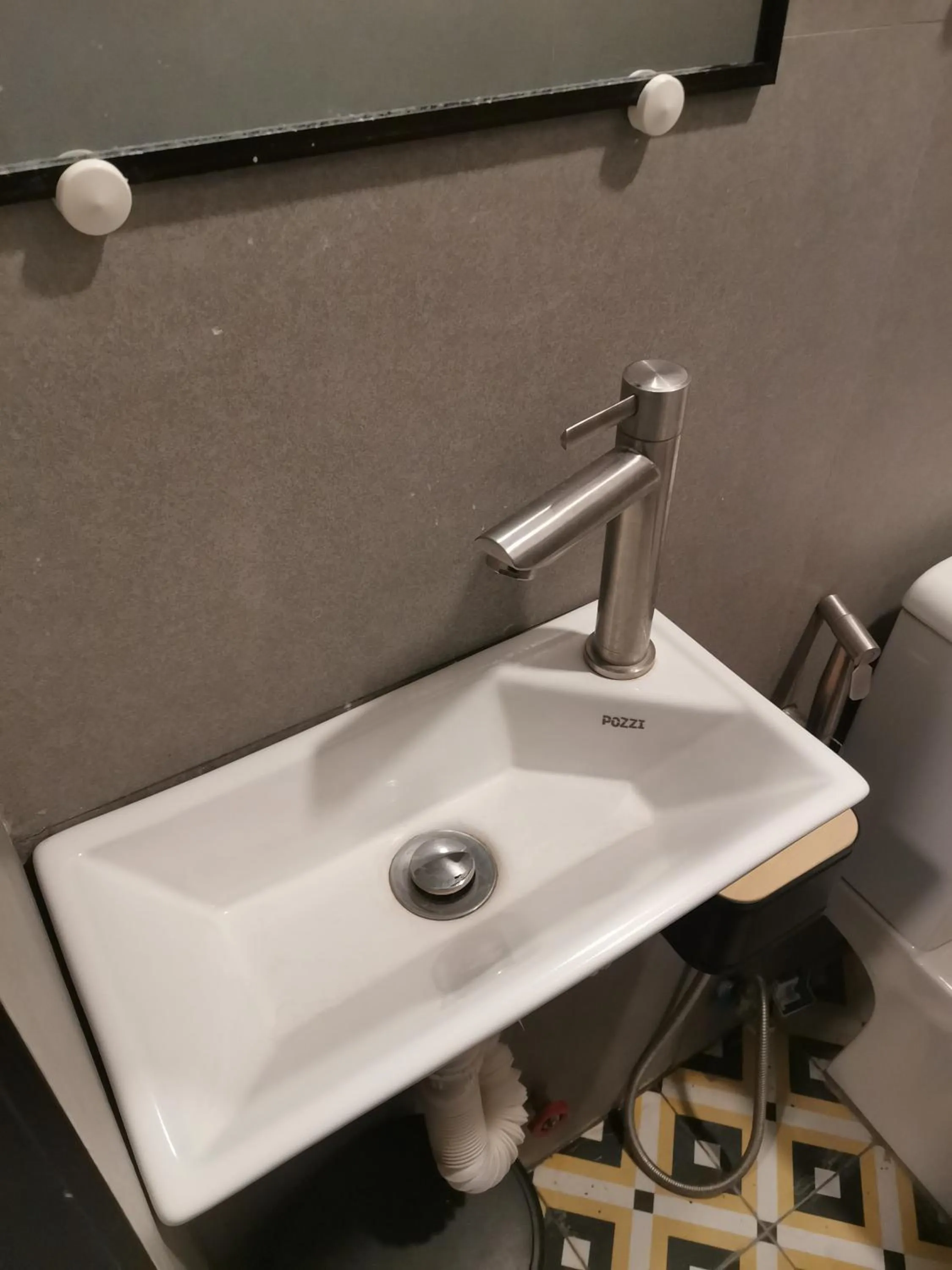 Bathroom in Townhouse Oak Grey Hotel Near Clark International Airport