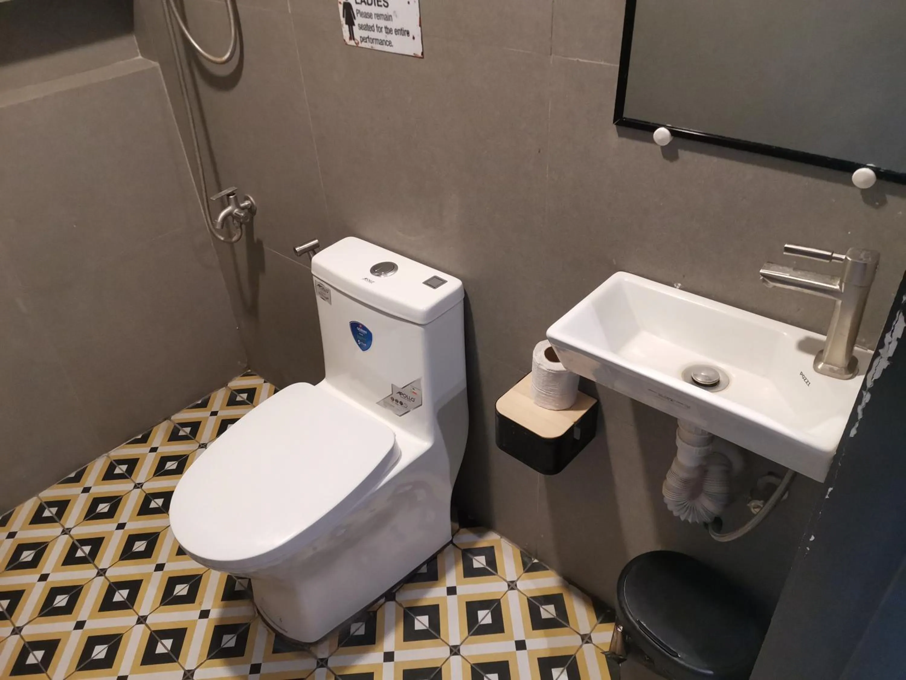 Bathroom in Townhouse Oak Grey Hotel Near Clark International Airport