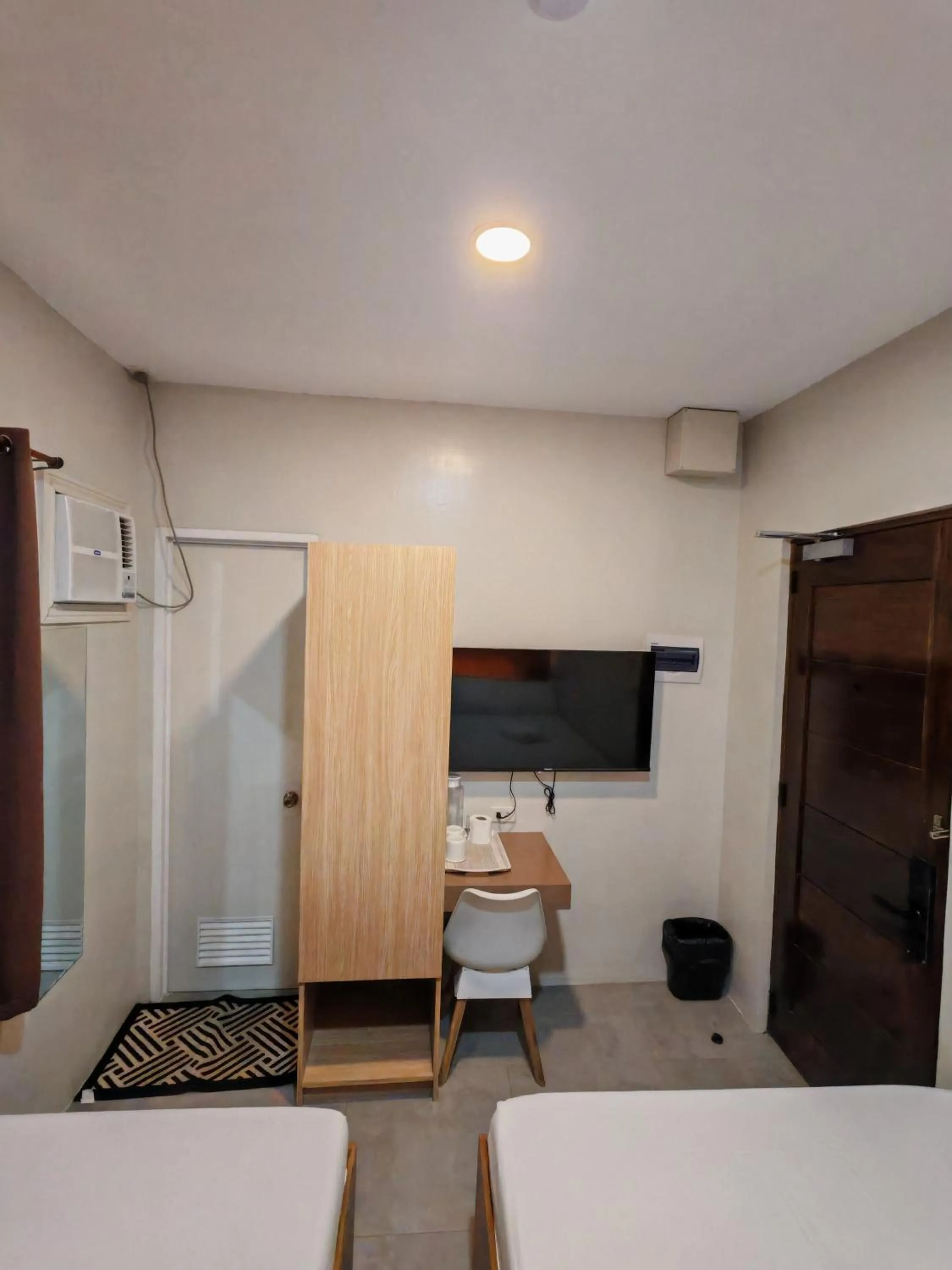 TV and multimedia in ZenSuites Hotel Tacloban