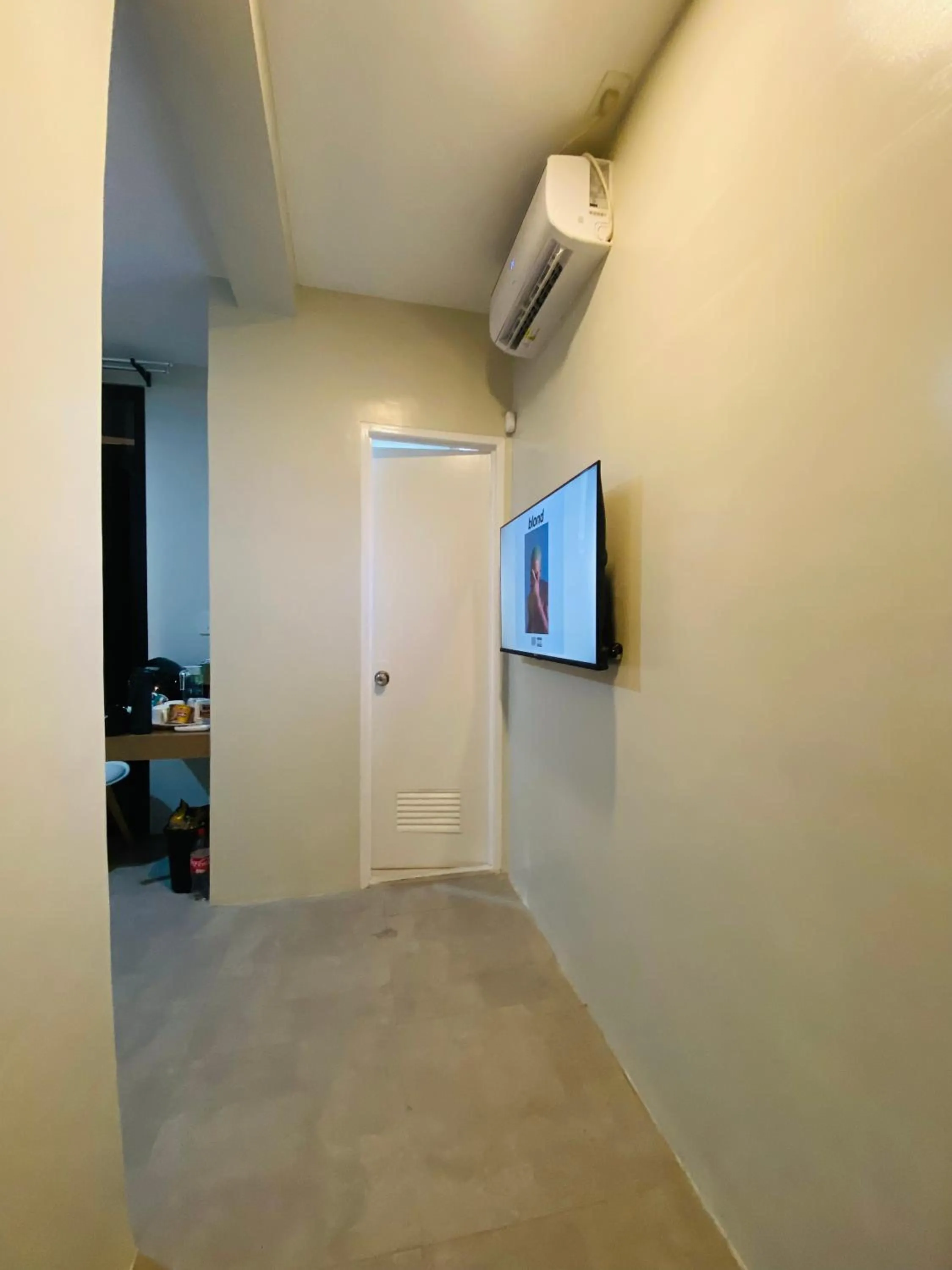 TV and multimedia in ZenSuites Hotel Tacloban
