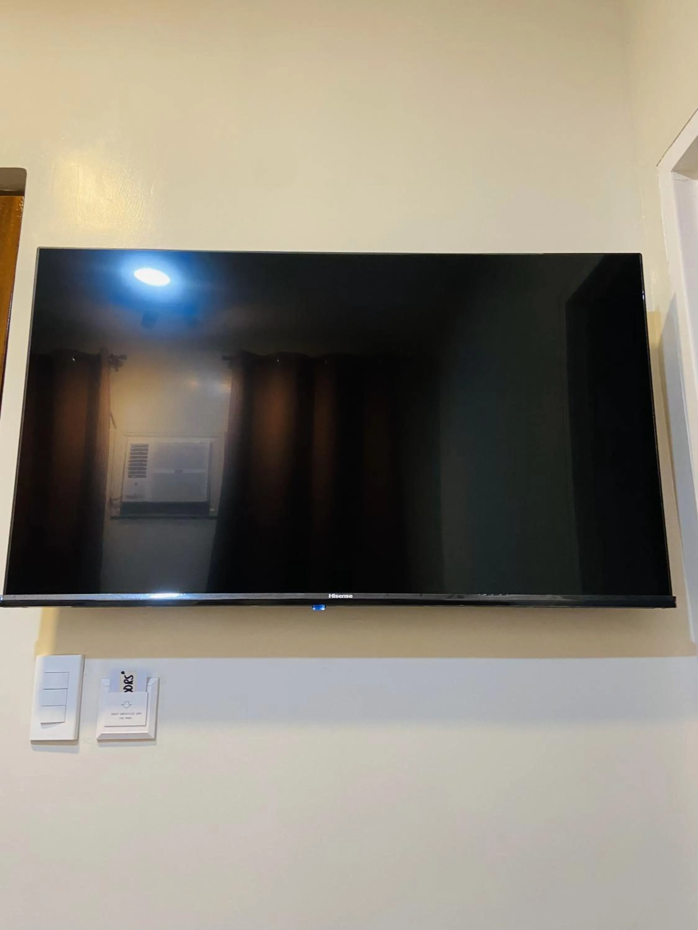 TV and multimedia in ZenSuites Hotel Tacloban