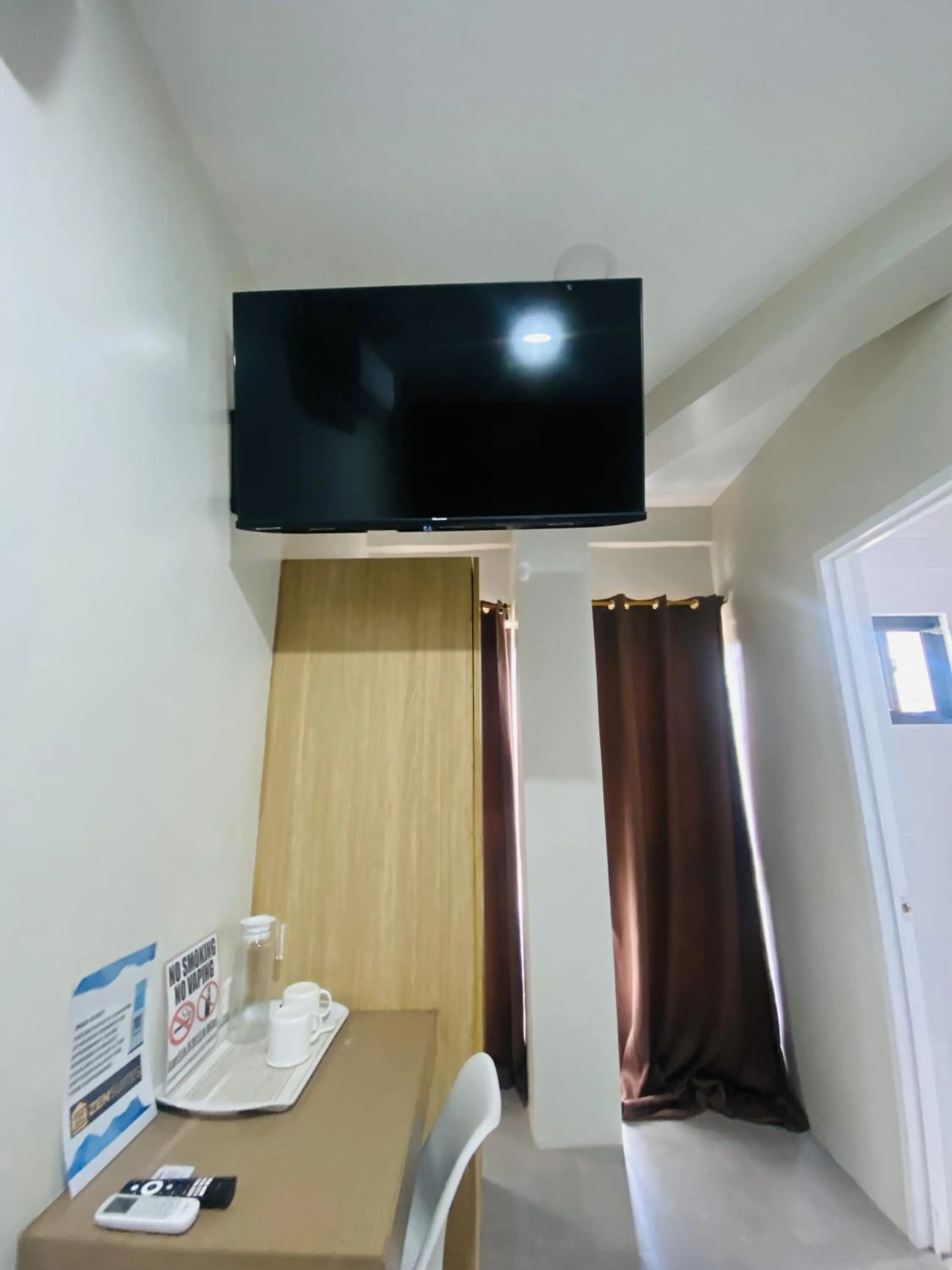 TV and multimedia in ZenSuites Hotel Tacloban