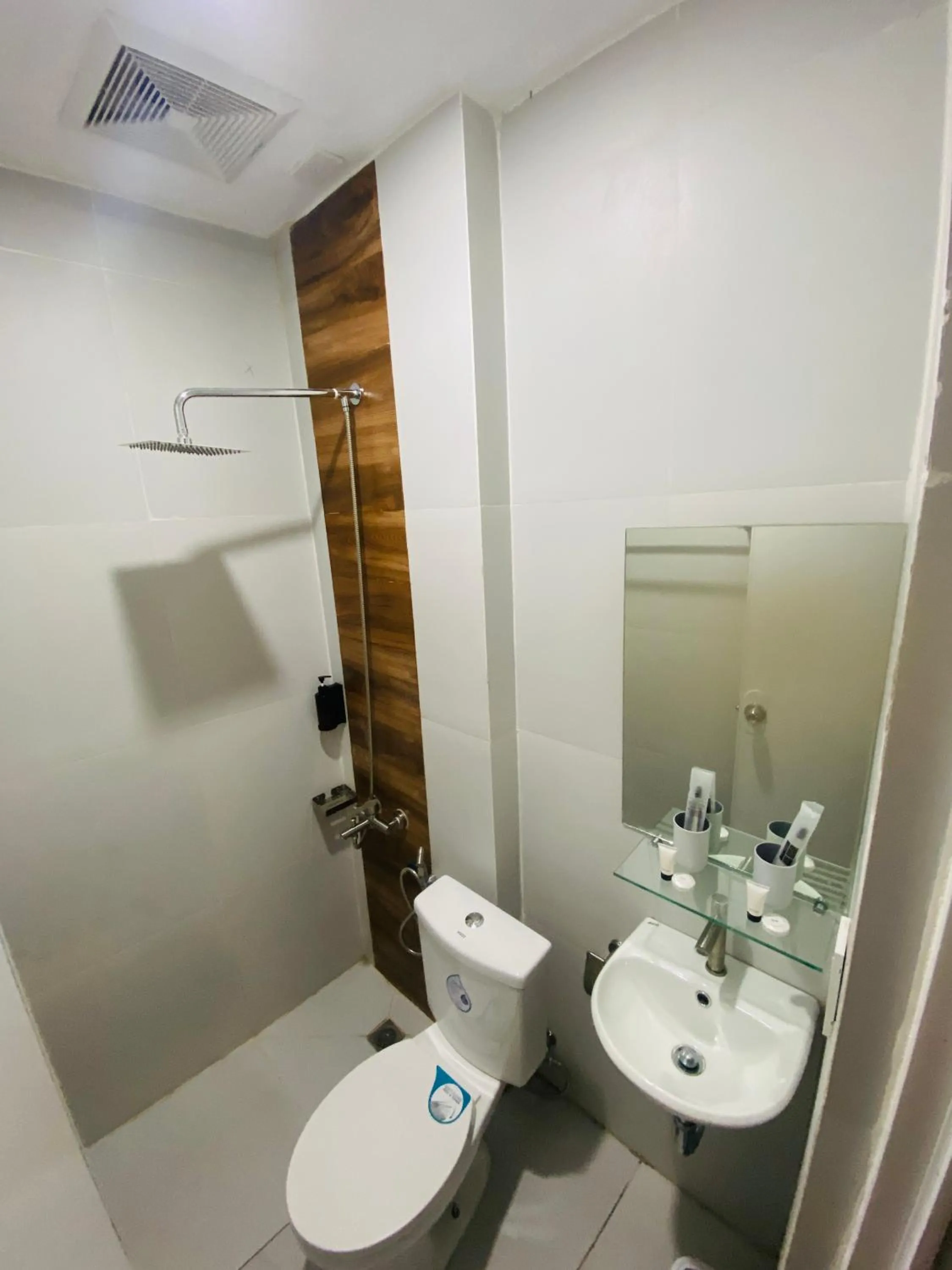 Shower in ZenSuites Hotel Tacloban