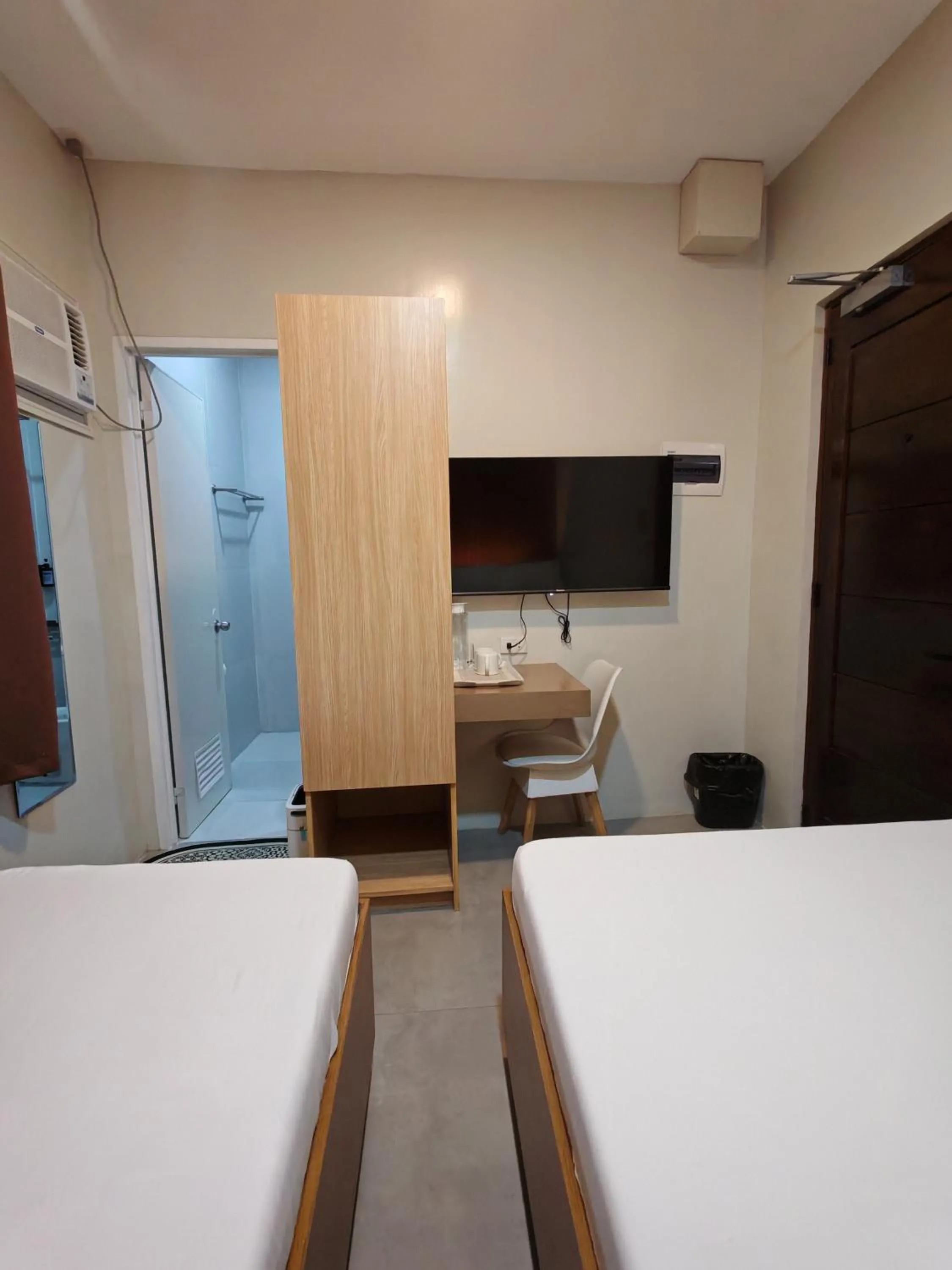 TV and multimedia, Bed in ZenSuites Hotel Tacloban