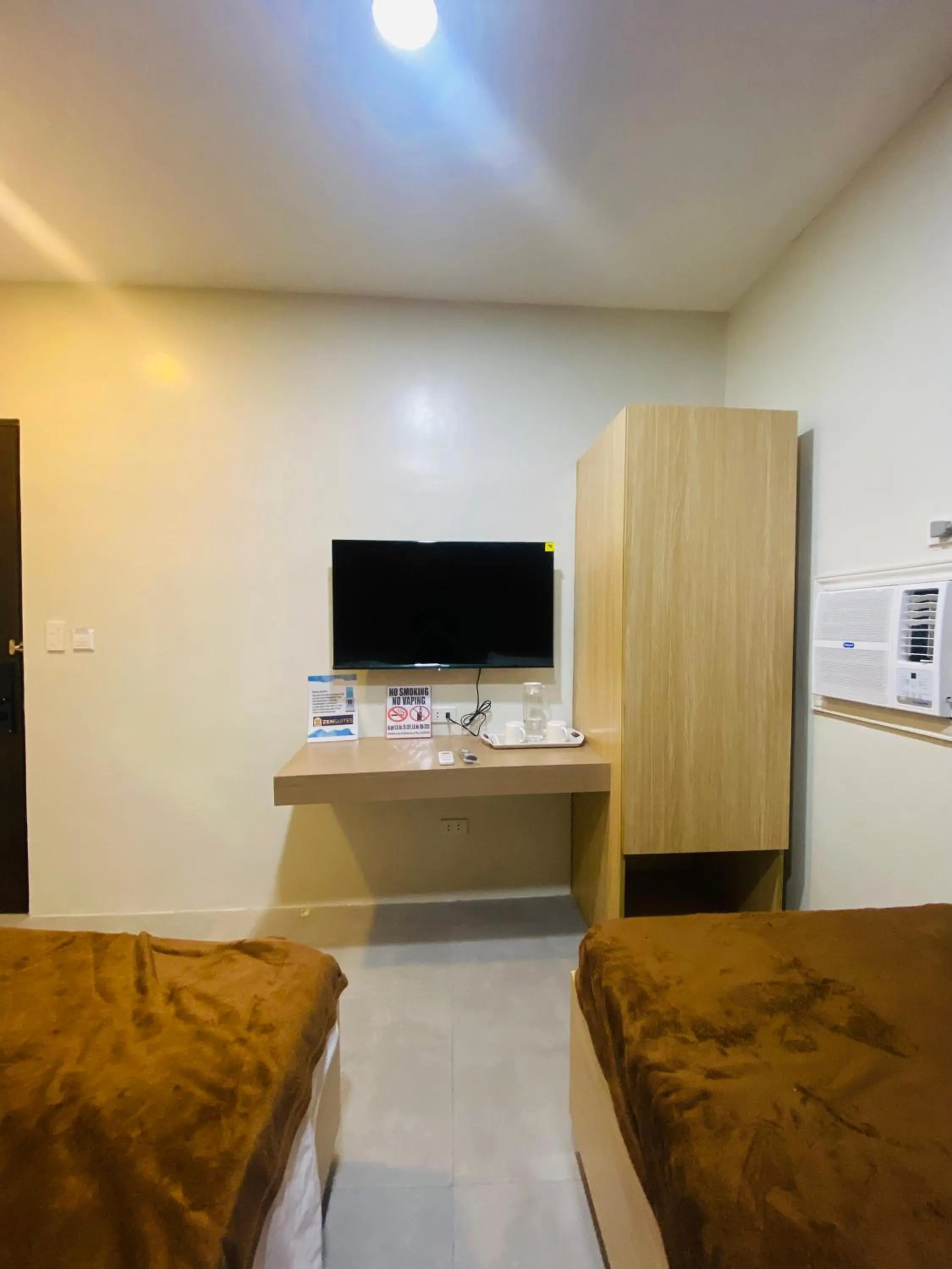 TV and multimedia in ZenSuites Hotel Tacloban