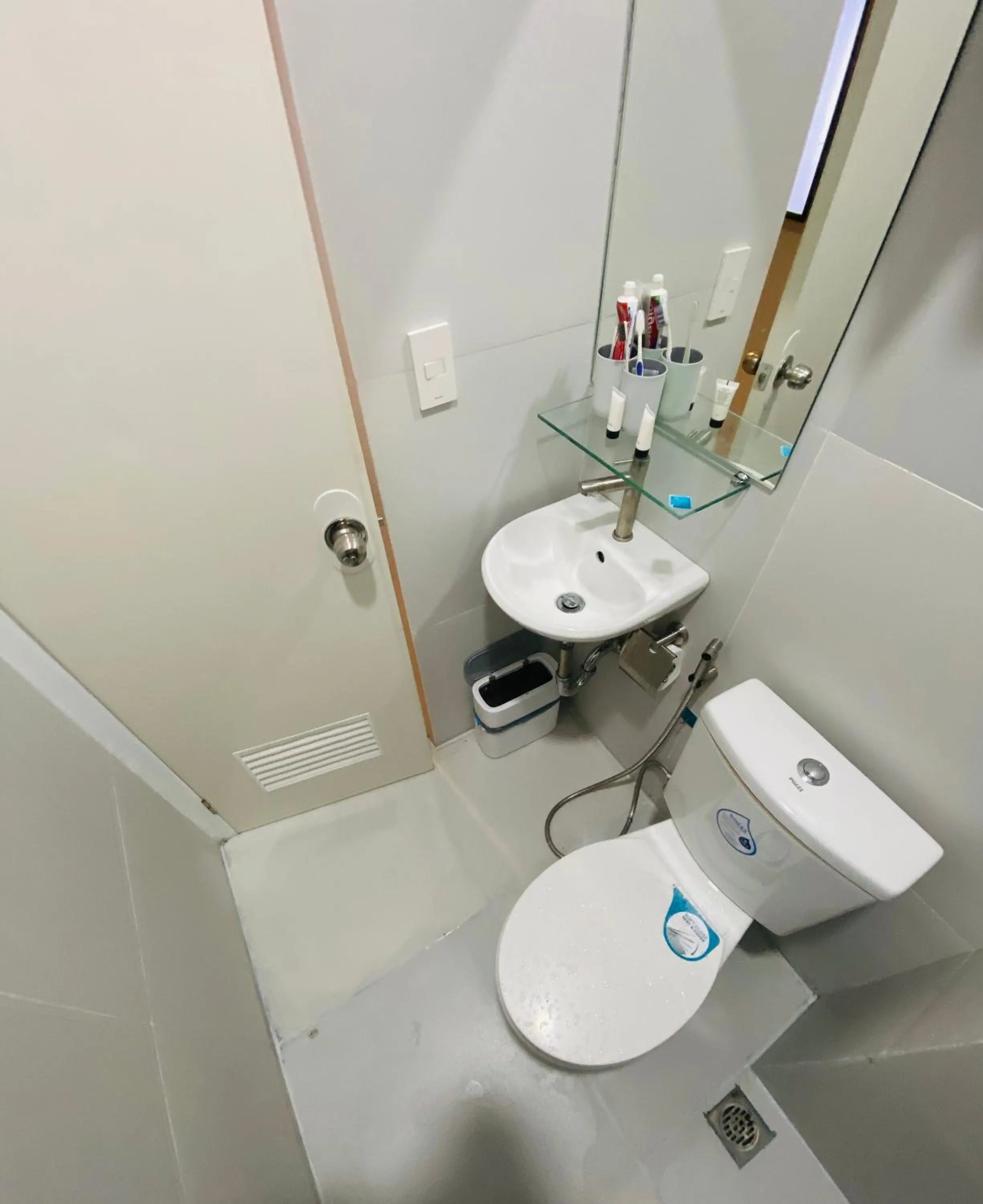 Toilet in ZenSuites Hotel Tacloban