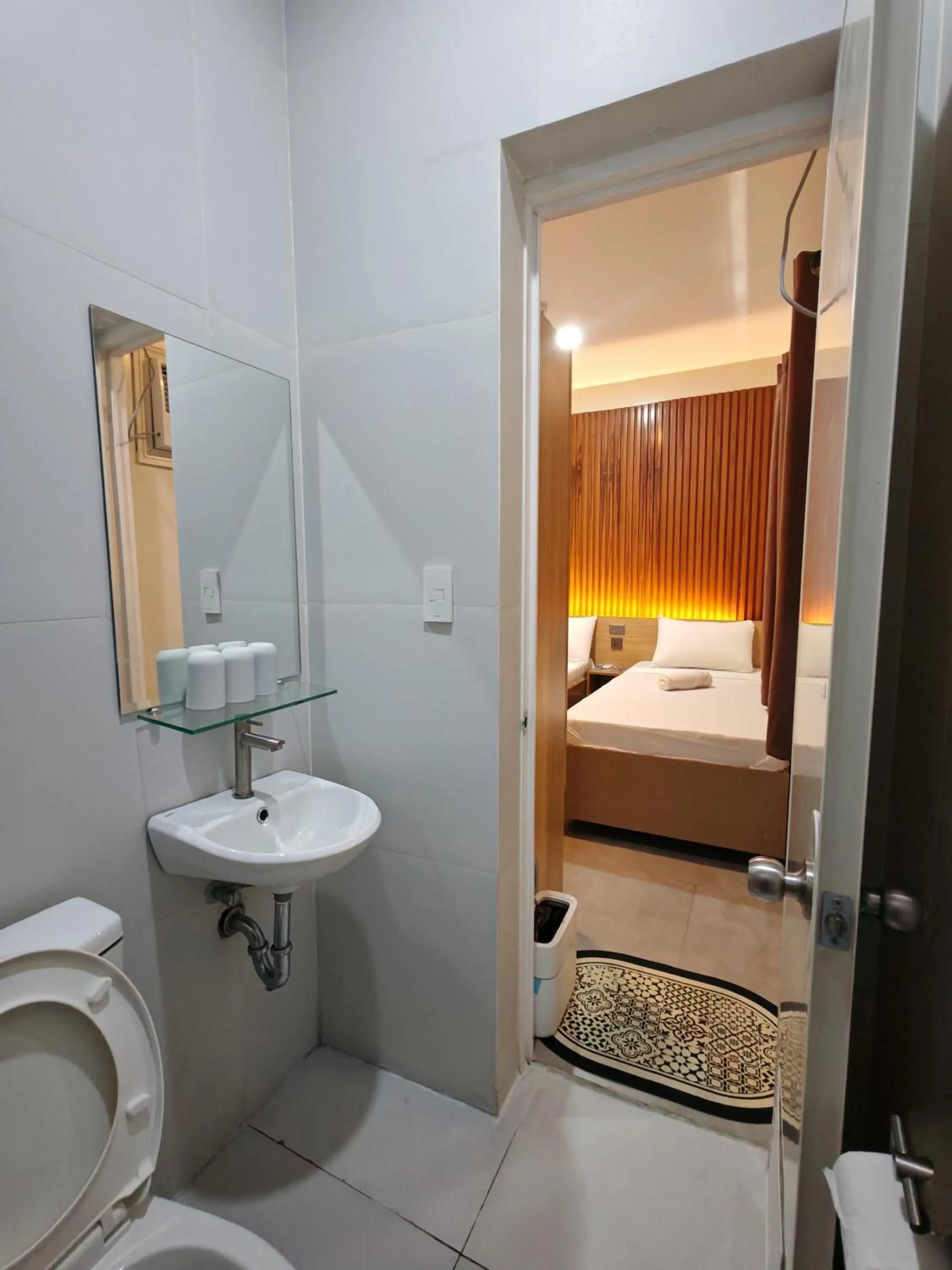 Bathroom, Bed in ZenSuites Hotel Tacloban