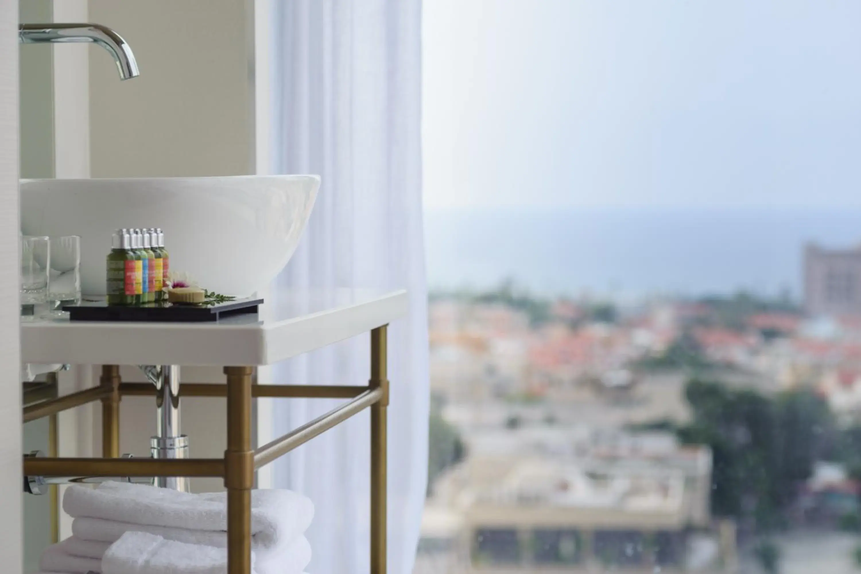 Bathroom in Hotel Rothschild 22 - FATTAL COLORS Bathroom in Hotel Rothschild 22 - FATTAL COLORS