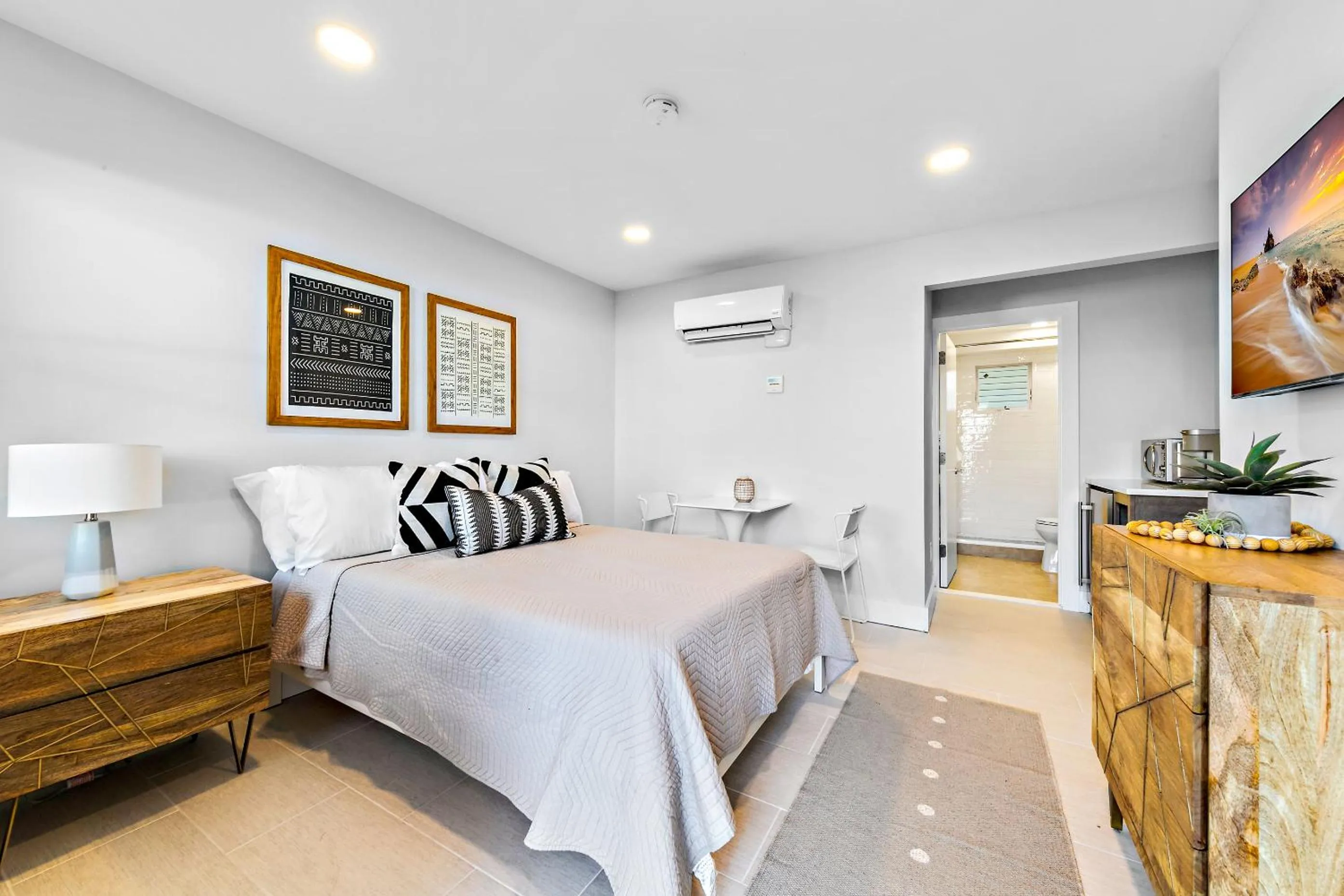 Photo of the whole room, Bed in Casa del Mar