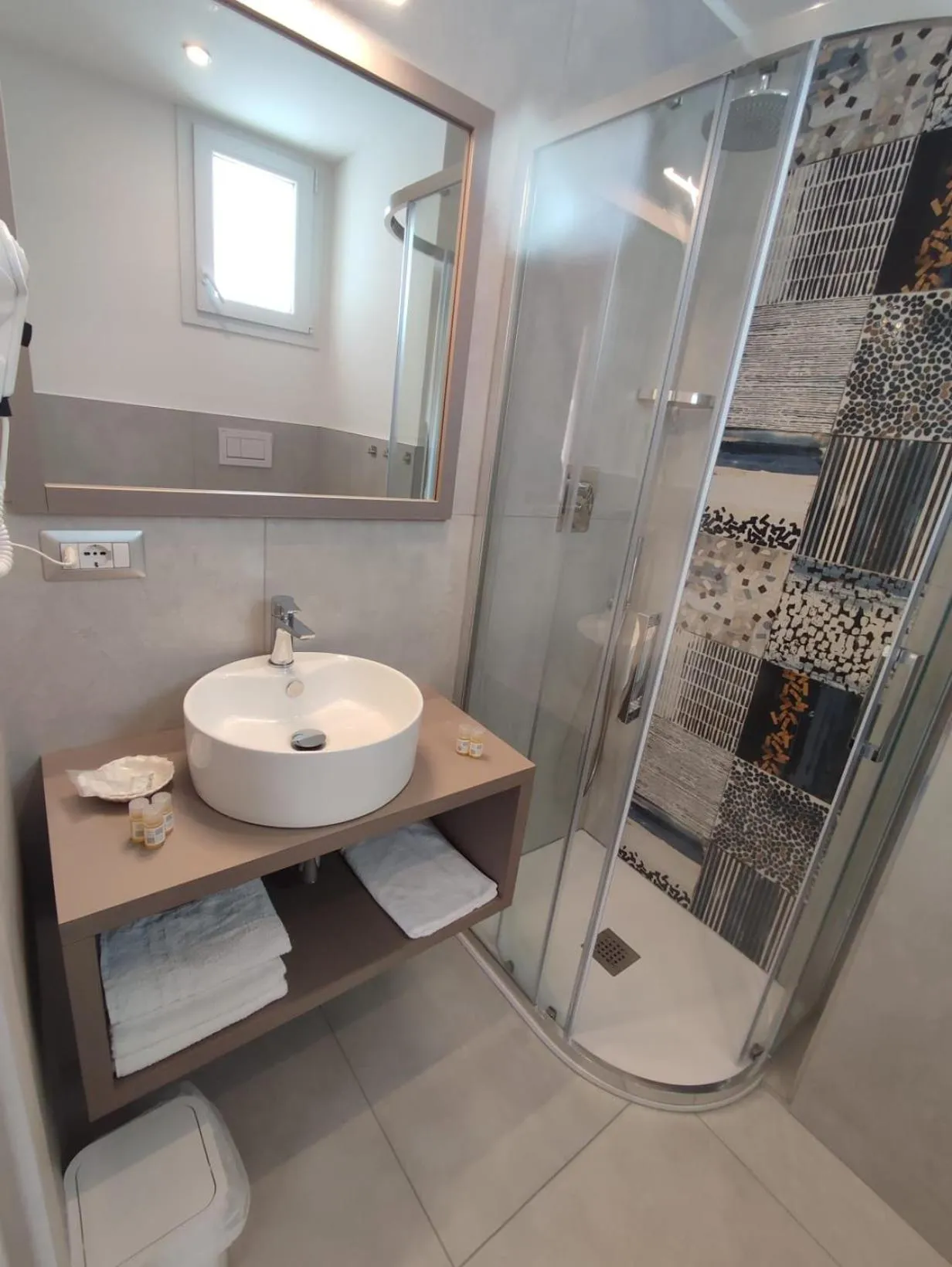 Shower in Hotel Cannes