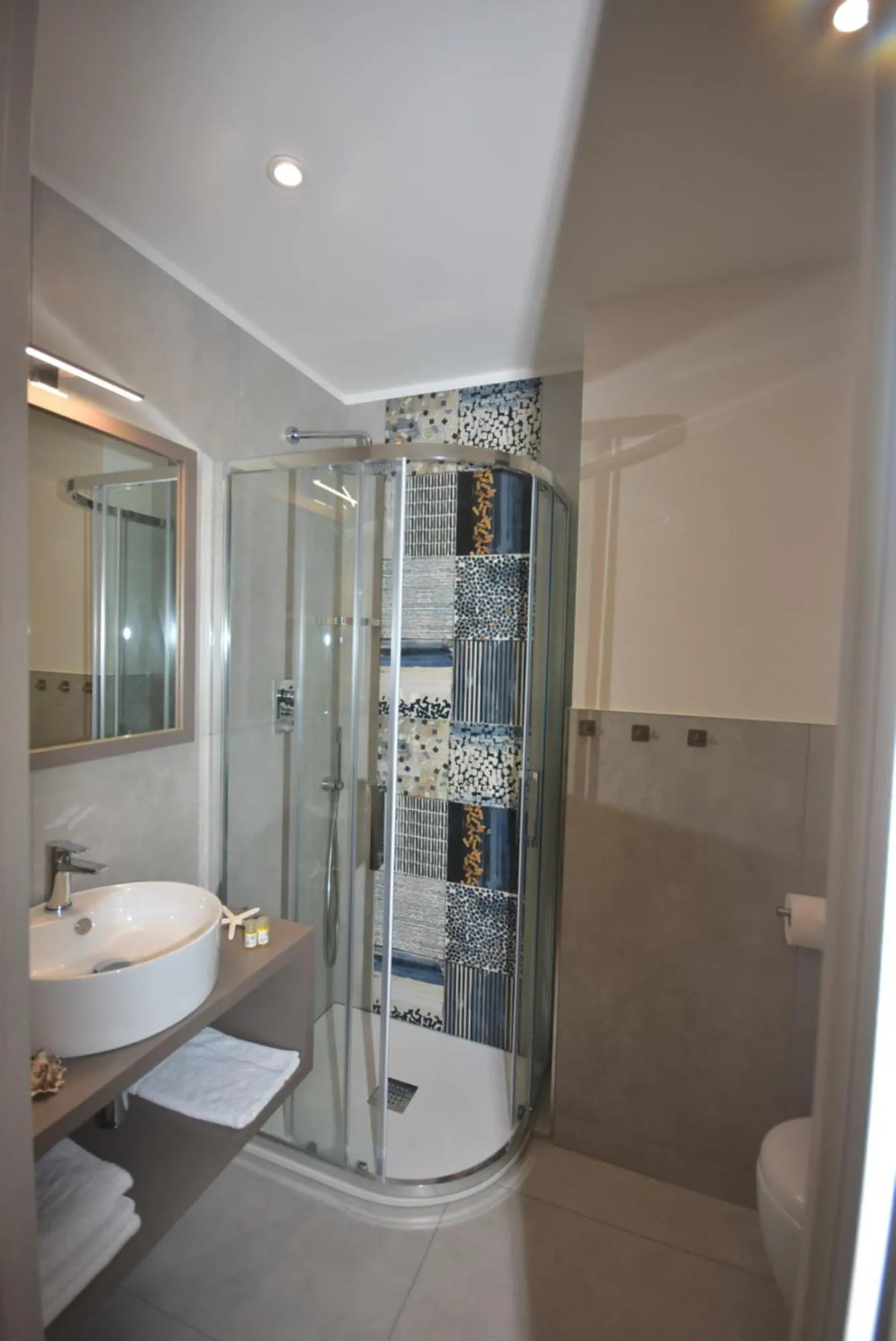 Shower in Hotel Cannes