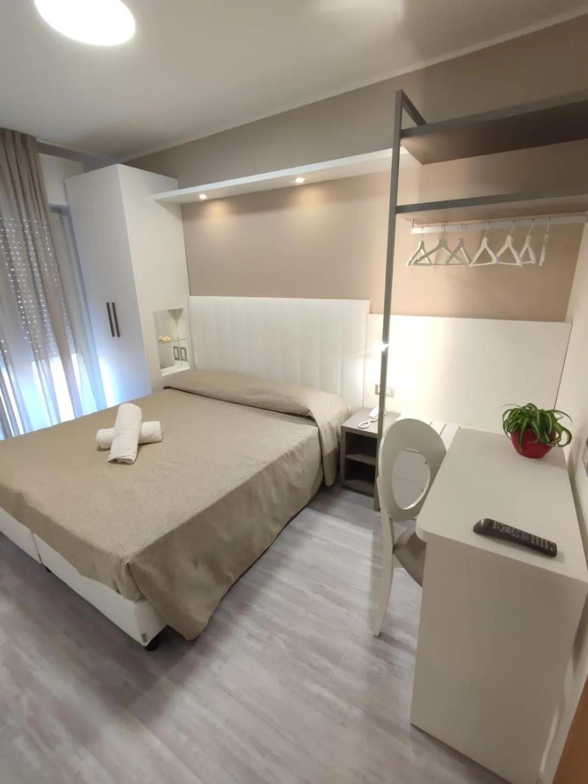 Bedroom, Bed in Hotel Cannes