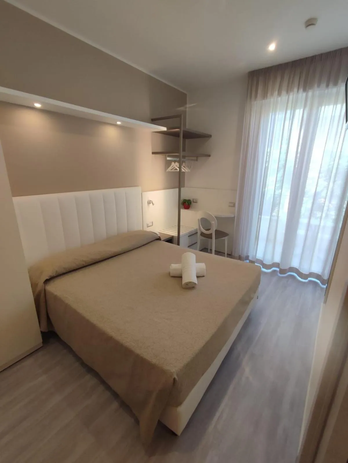 Photo of the whole room, Bed in Hotel Cannes