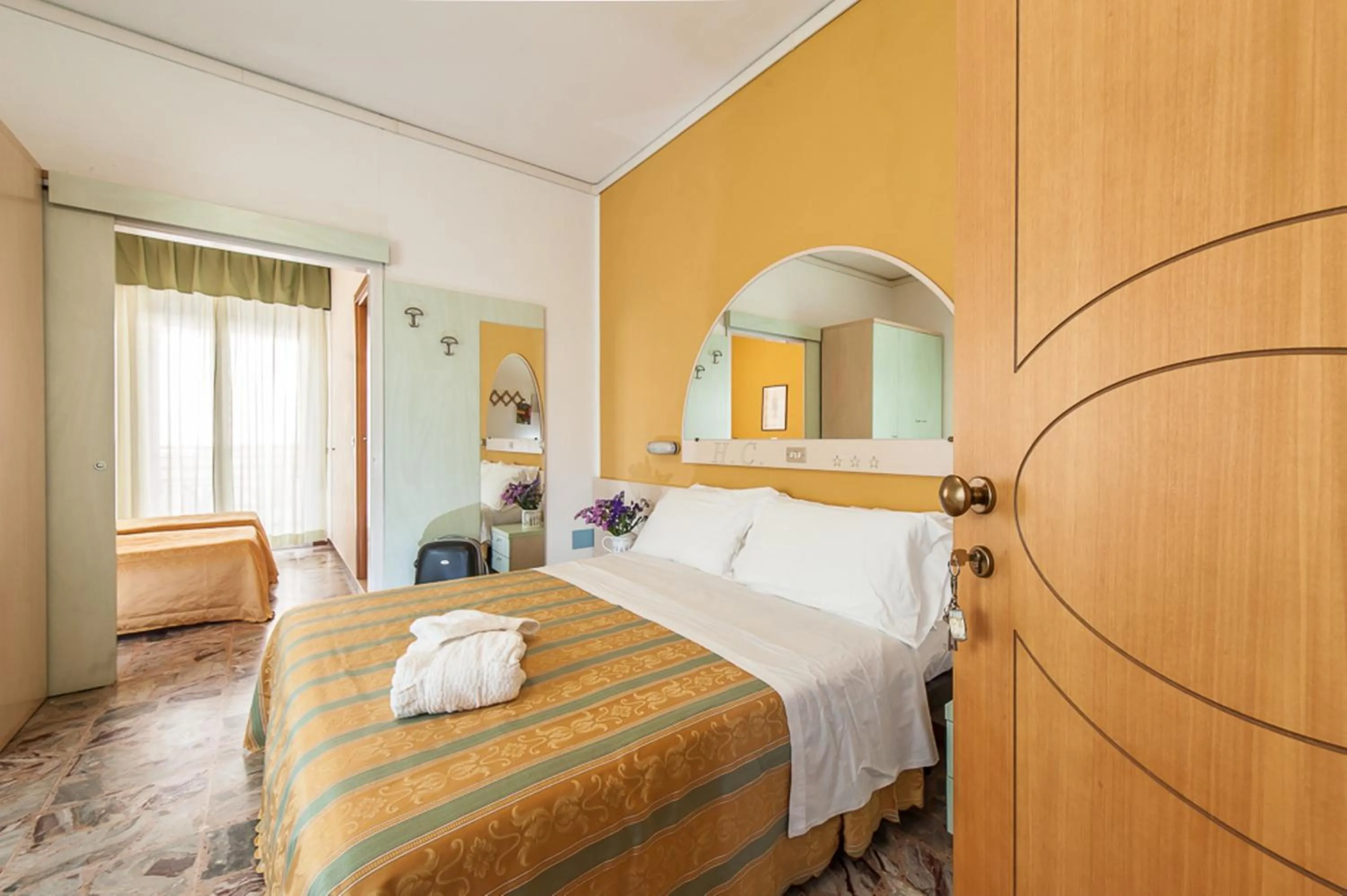 Photo of the whole room, Bed in Hotel Cannes