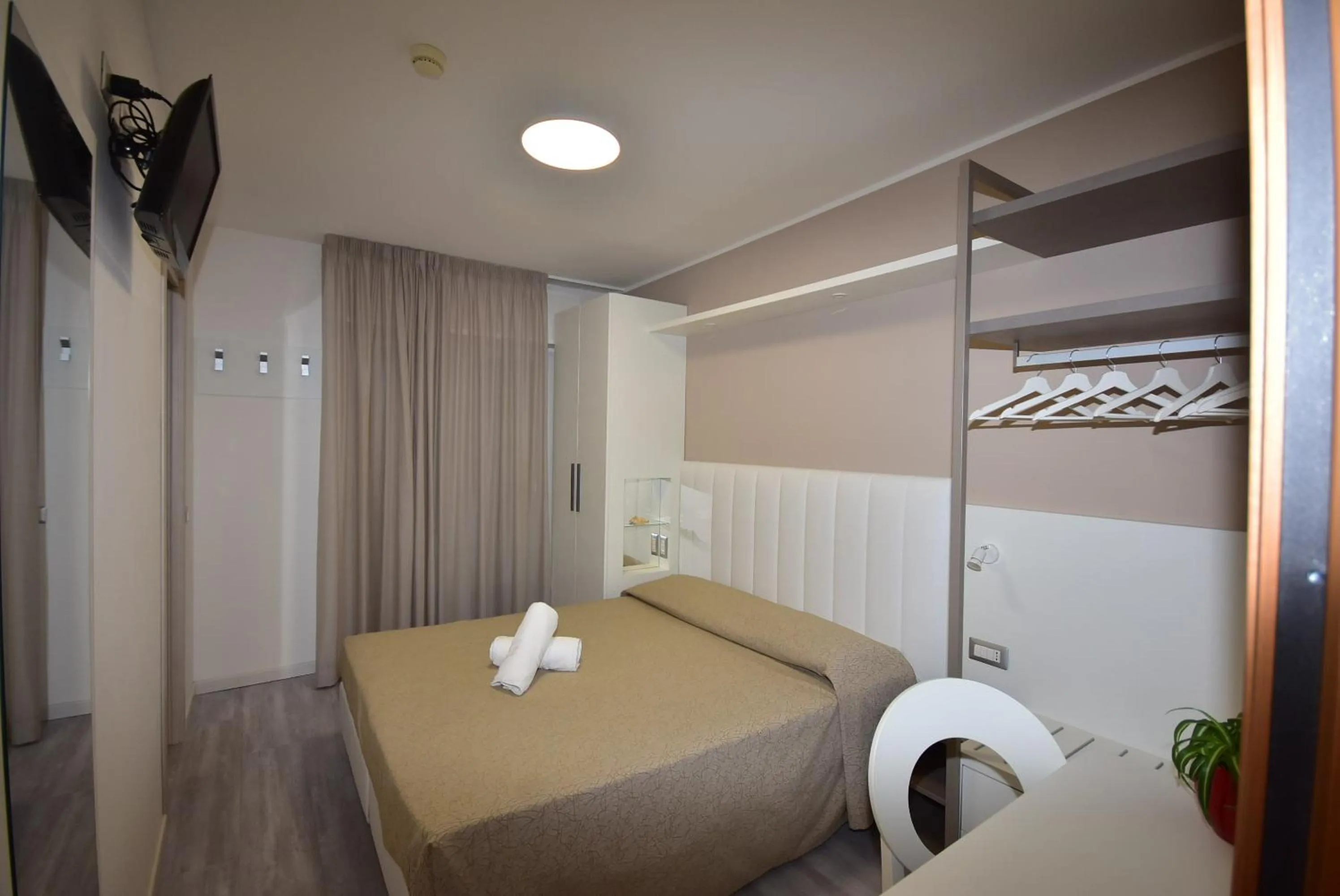 Photo of the whole room, Bed in Hotel Cannes