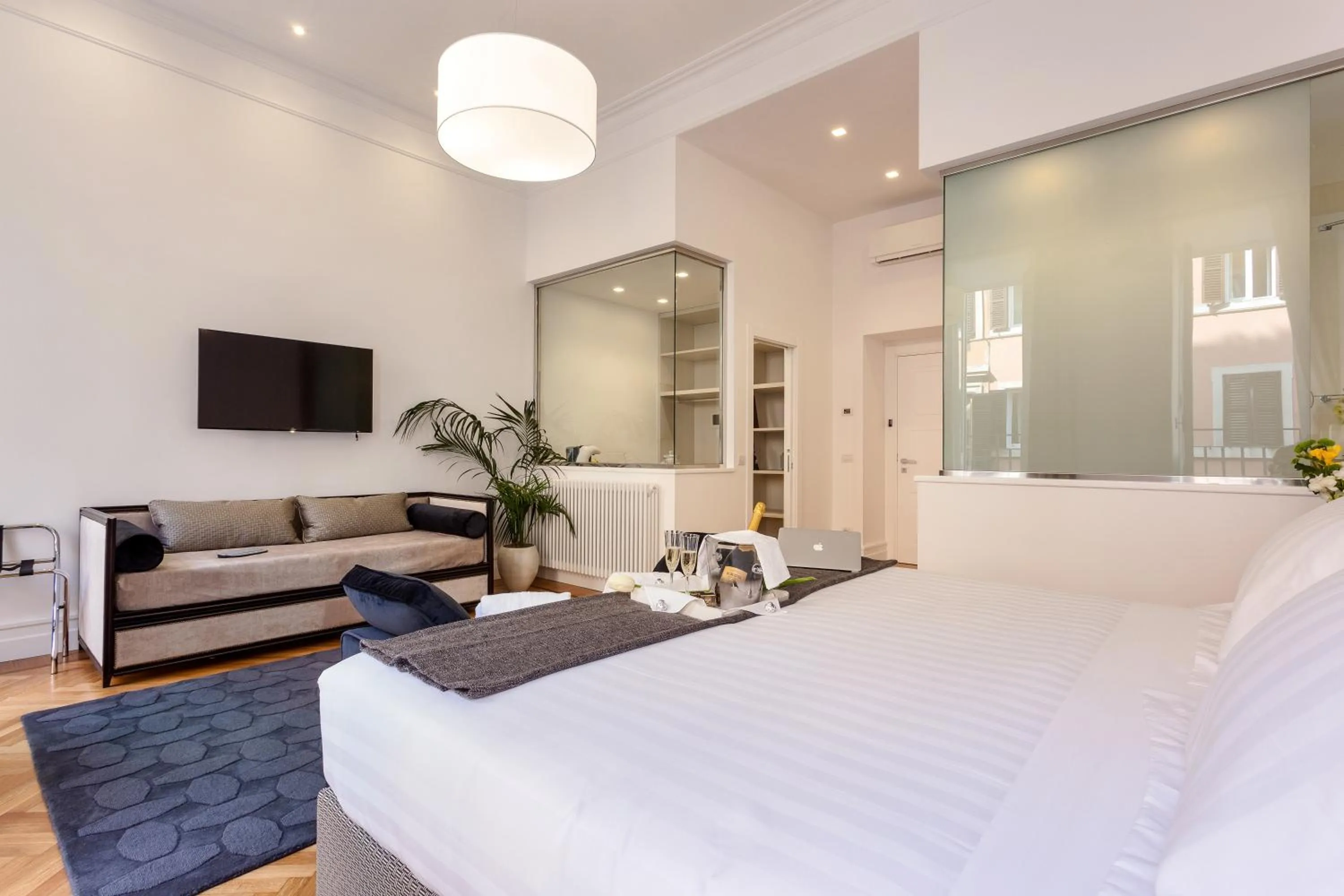 Photo of the whole room, Bed in 504 Corso Suites