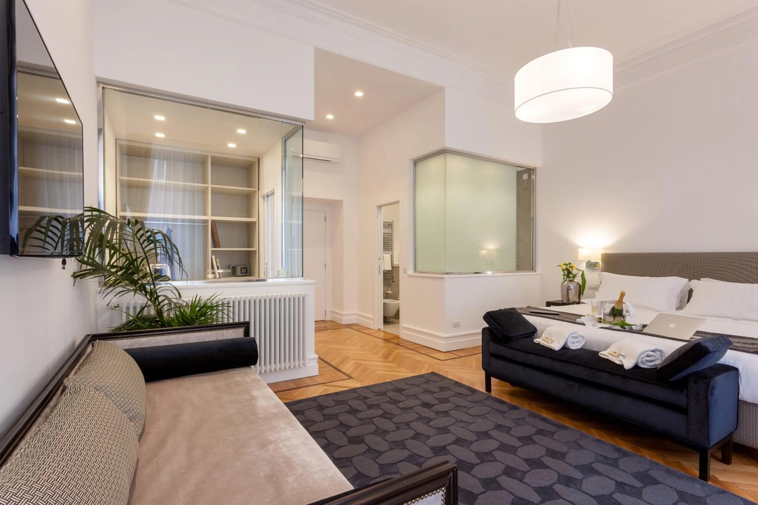 Photo of the whole room, Bed in 504 Corso Suites