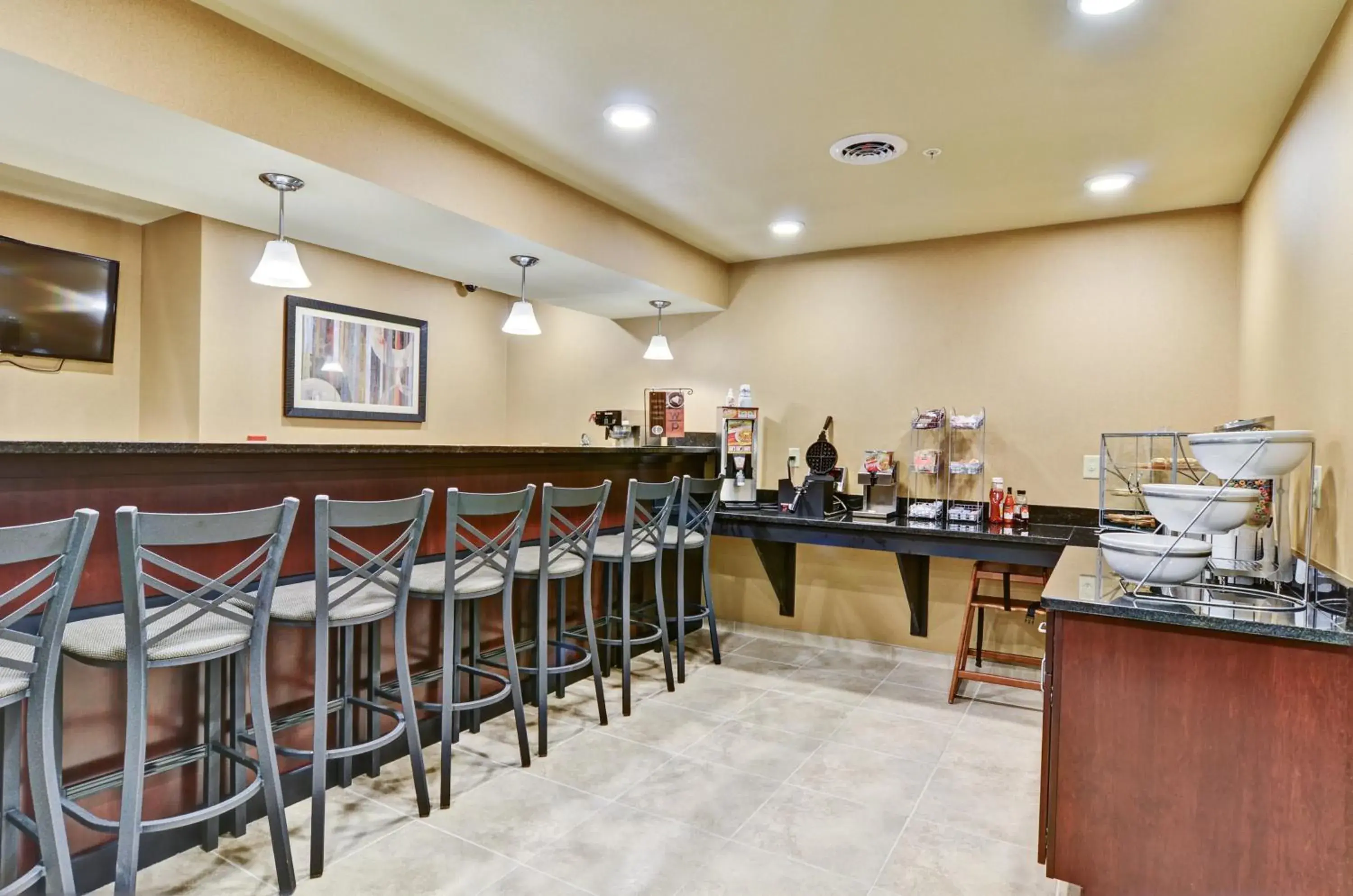 Lounge or bar in Cobblestone Inn & Suites - Ambridge Lounge or bar in Cobblestone Inn & Suites - Ambridge