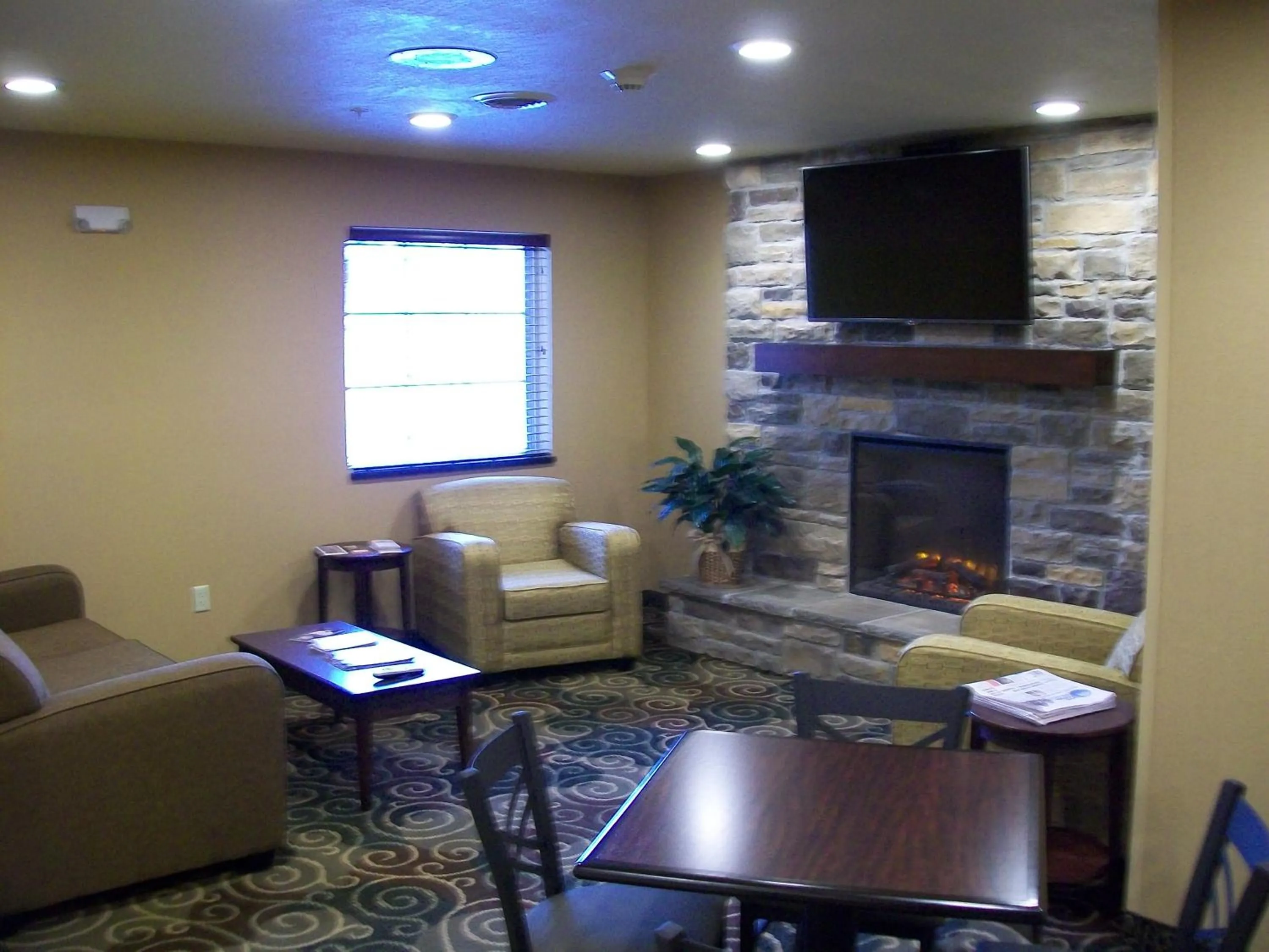 Communal lounge/ TV room in Cobblestone Inn & Suites - Ambridge
