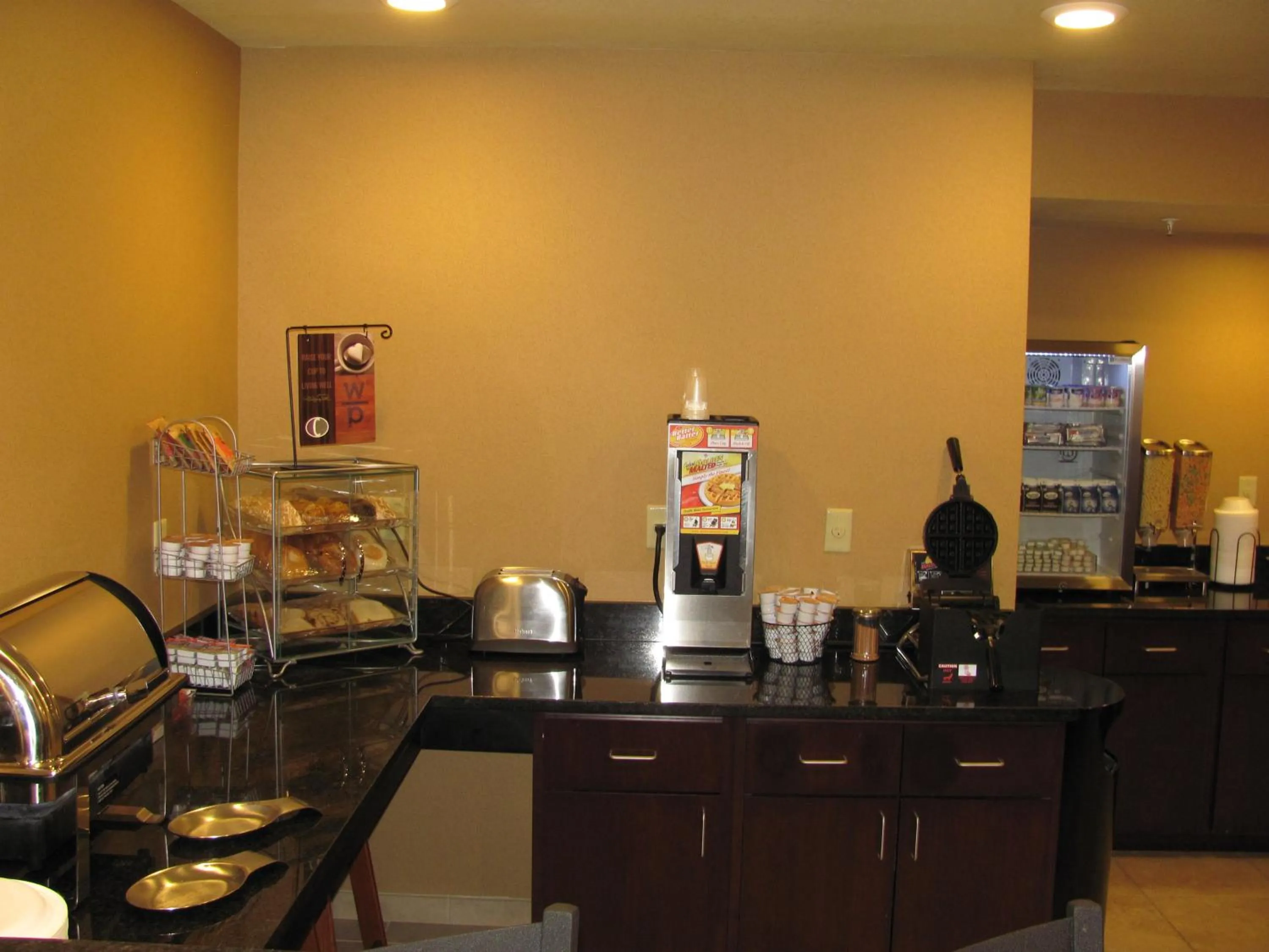 Breakfast in Cobblestone Inn & Suites - Ambridge