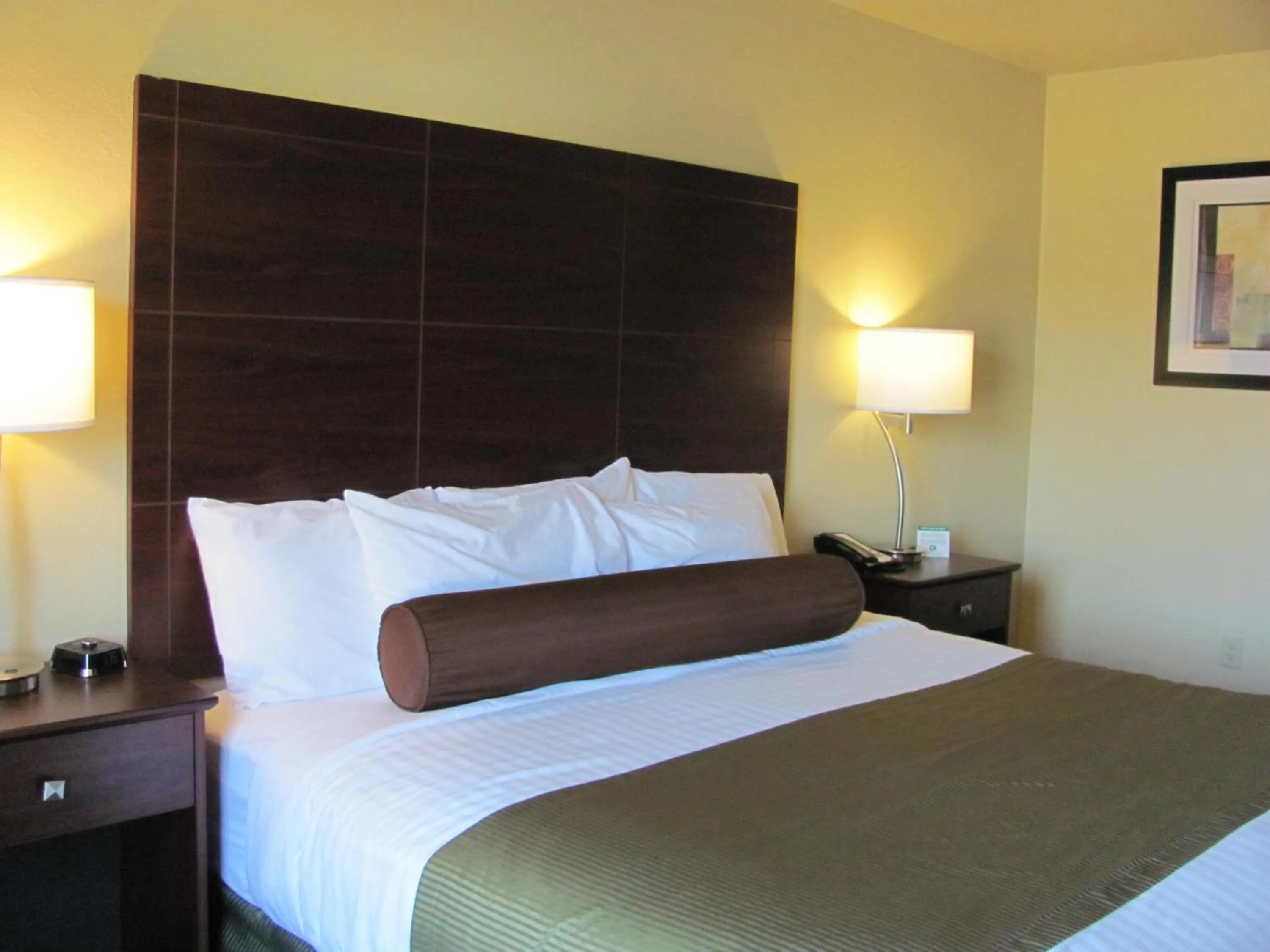 Bed in Cobblestone Inn & Suites - Ambridge