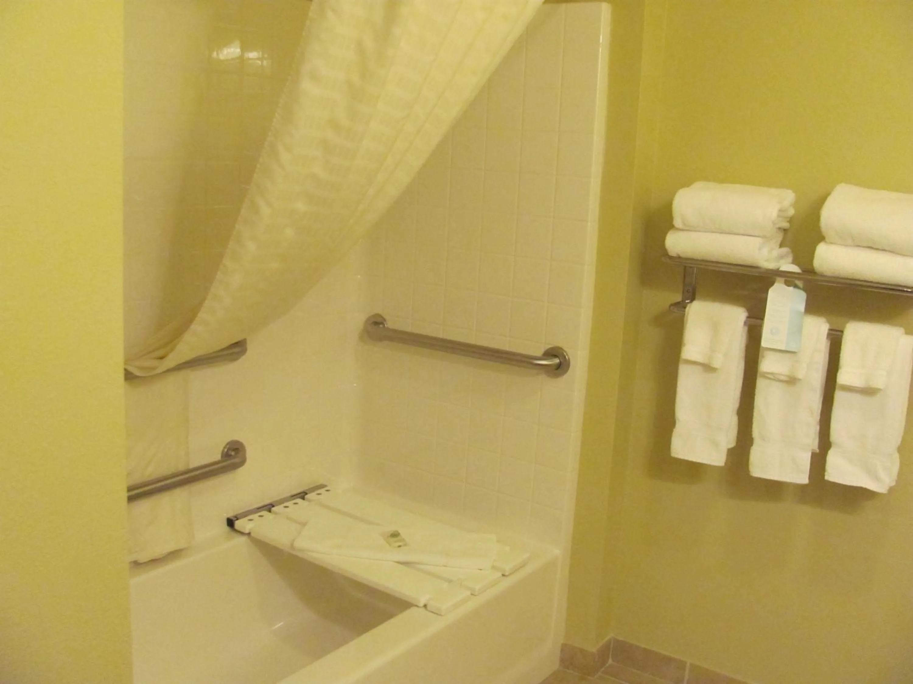 Shower in Cobblestone Inn & Suites - Ambridge