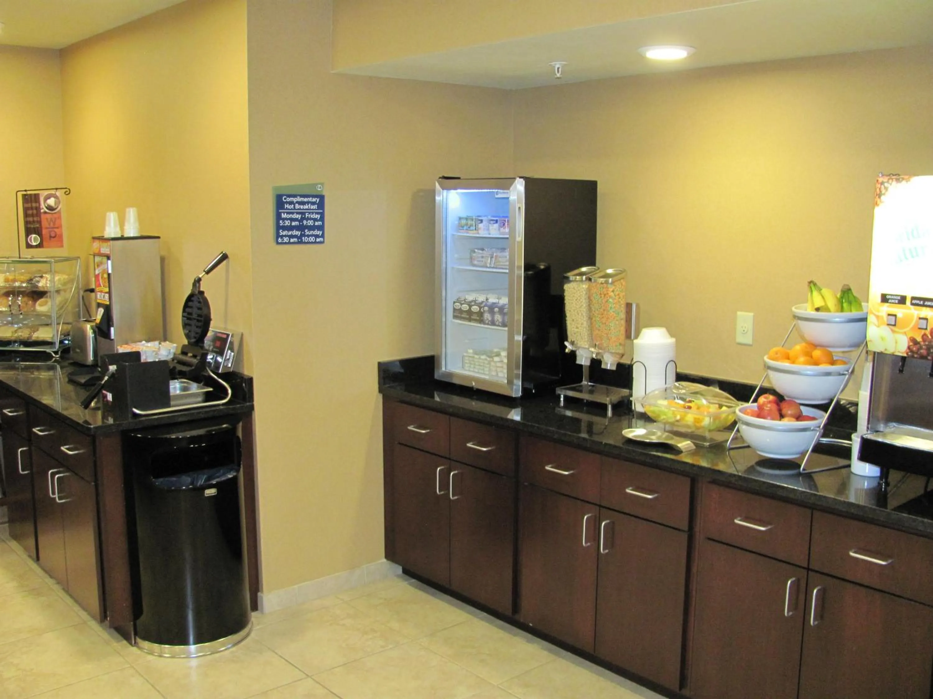 Breakfast in Cobblestone Inn & Suites - Ambridge