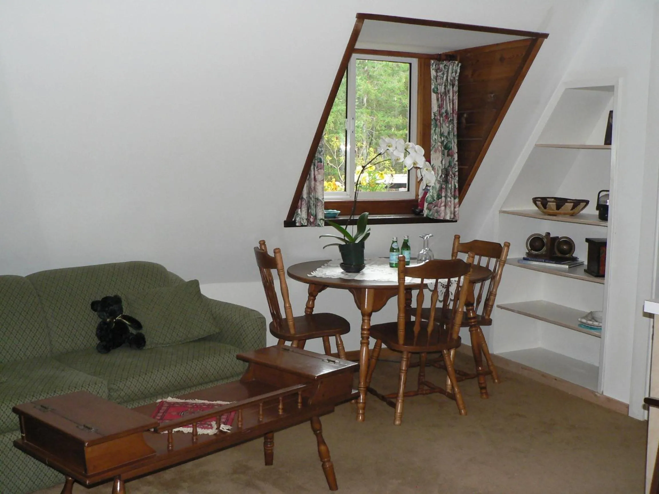Seating area in Cedar Song B&B