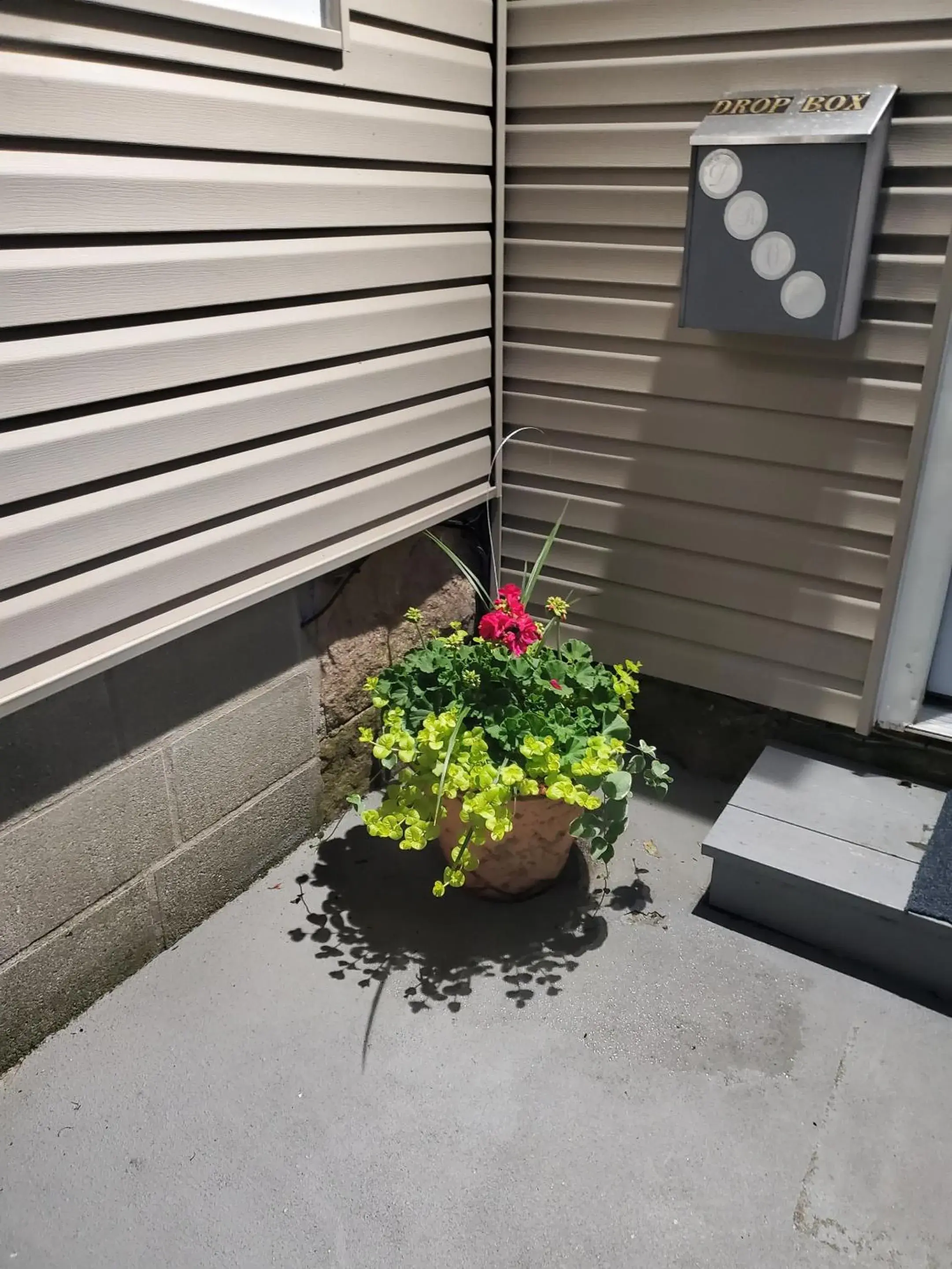 Property building in The Niantic Inn Property building in The Niantic Inn