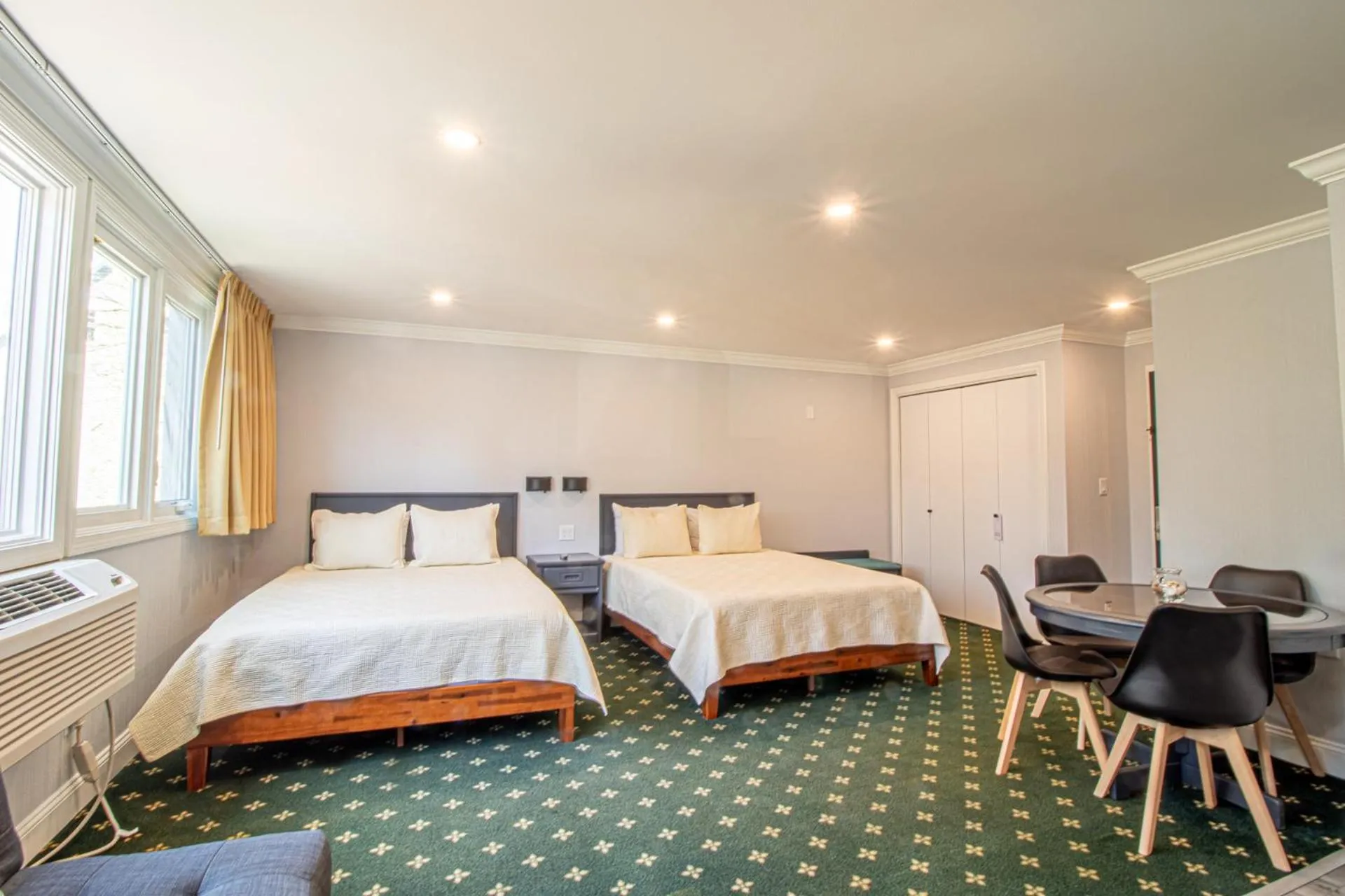 Bedroom, Bed in The Niantic Inn