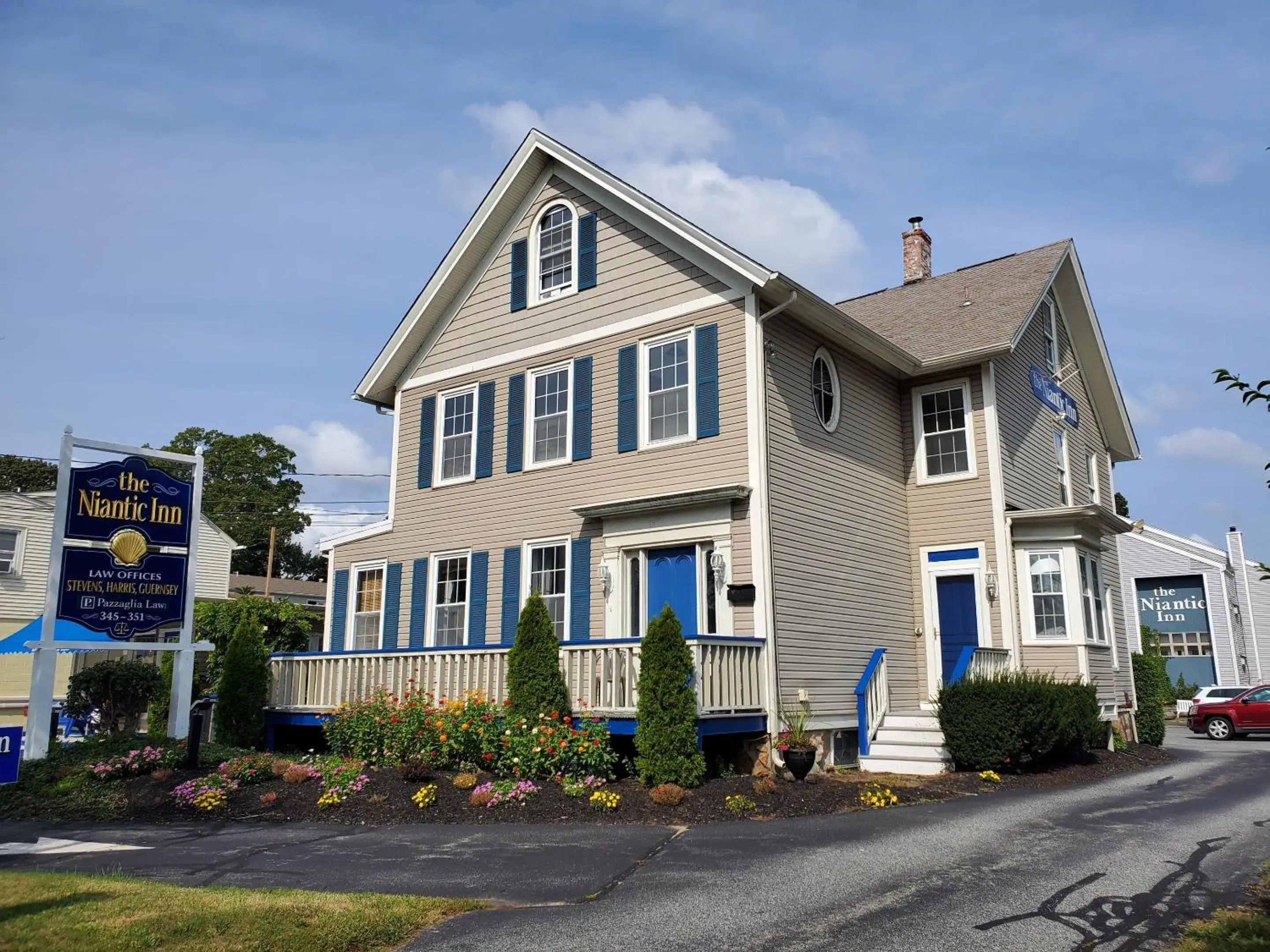 Facade/entrance in The Niantic Inn Facade/entrance in The Niantic Inn
