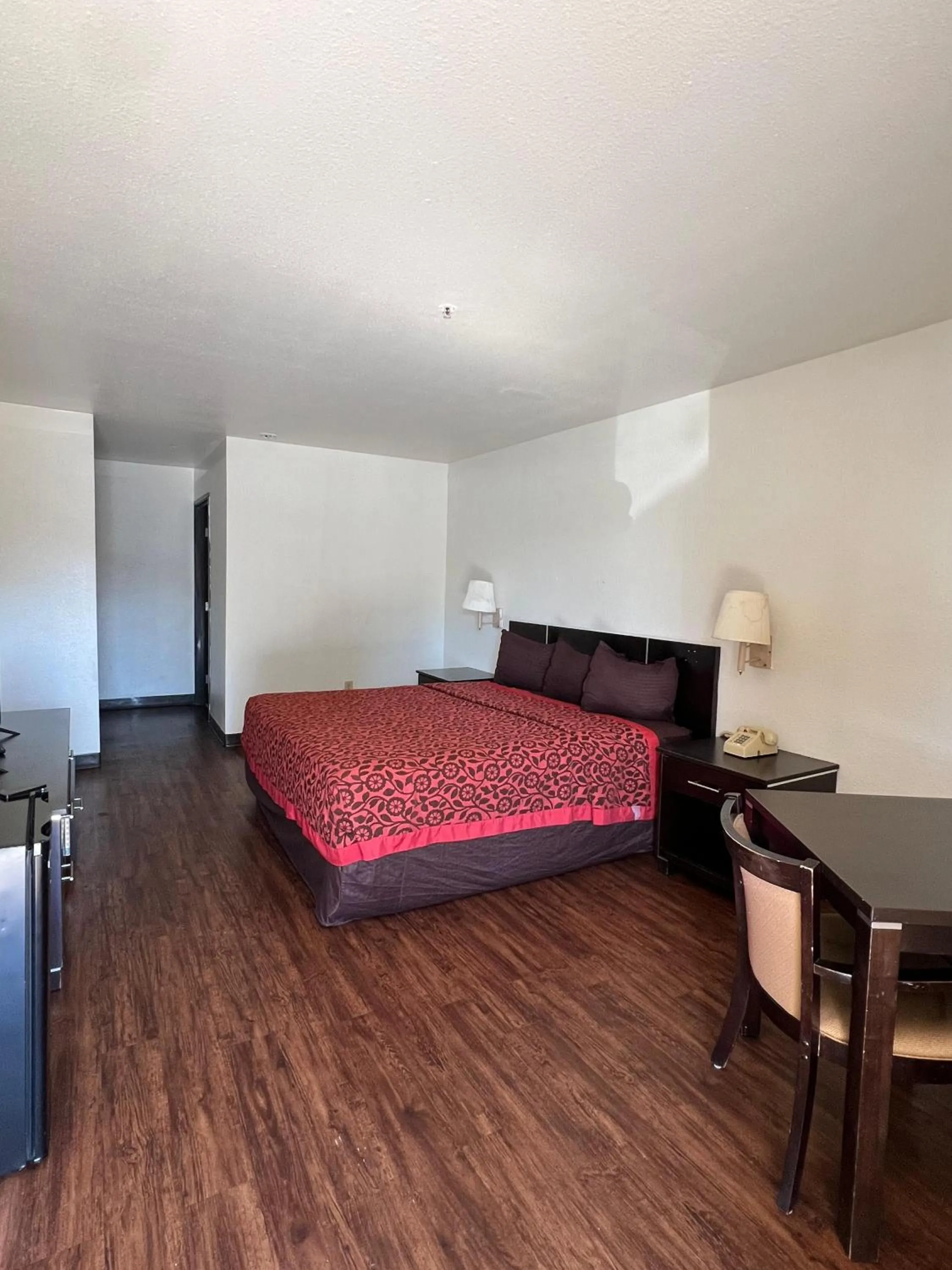 Bed in American Inn & Suites