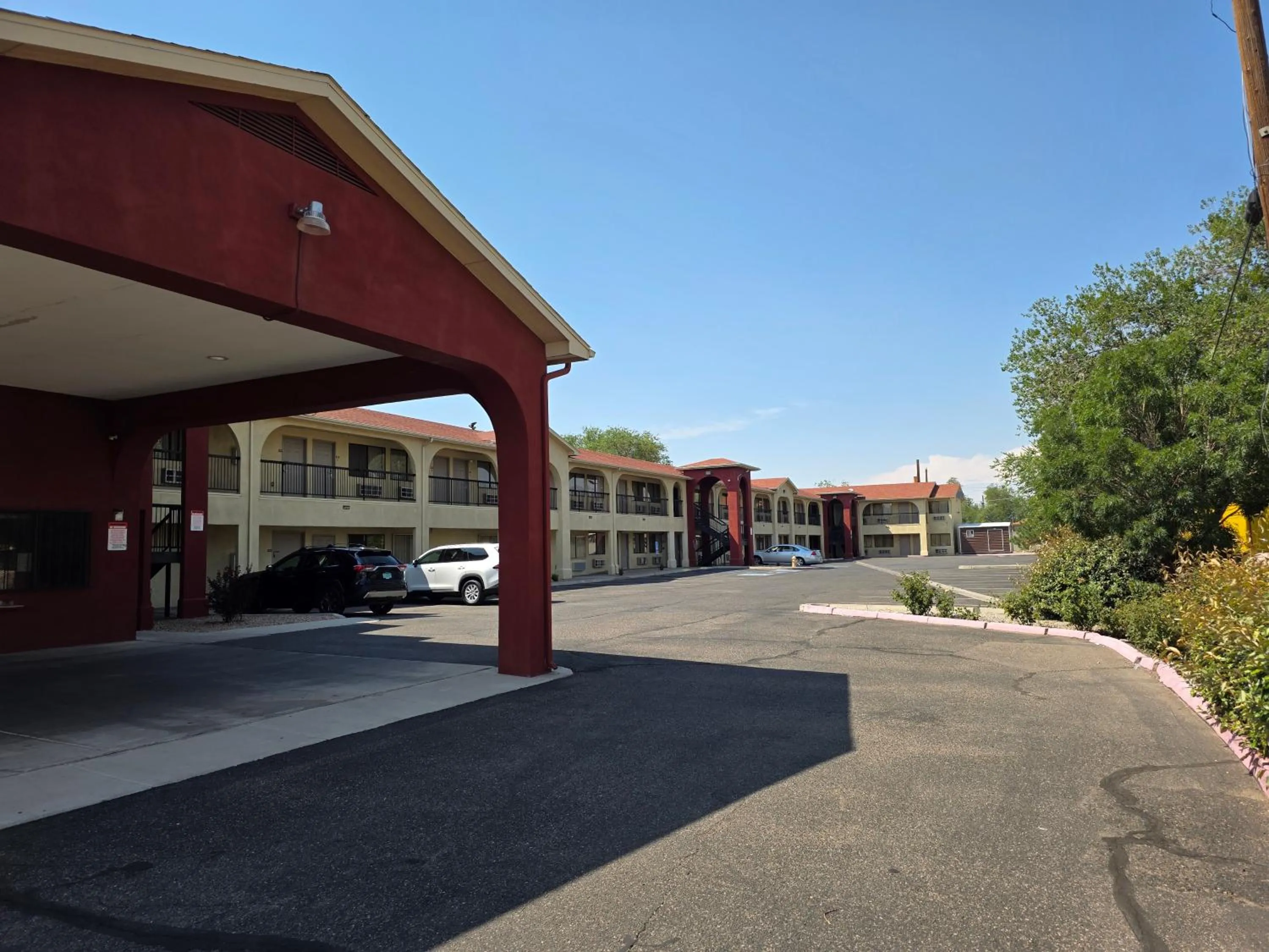 Parking in American Inn & Suites