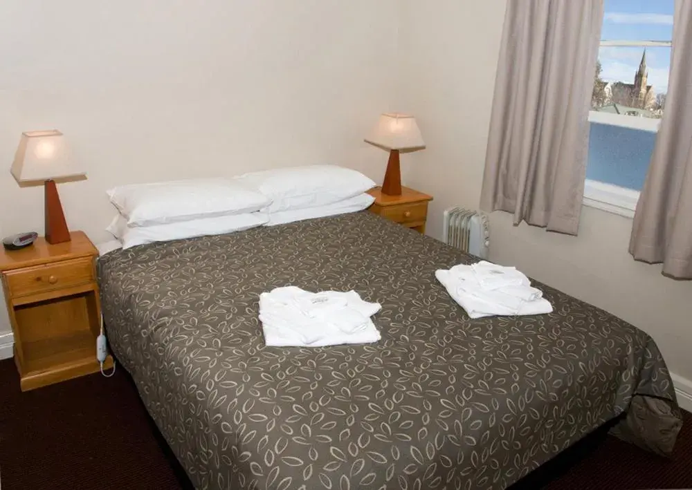 Queen Room with Shared Bathroom in The Alpine Hotel Queen Room with Shared Bathroom in The Alpine Hotel