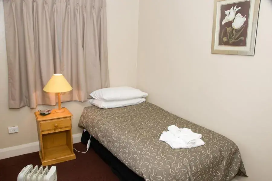 Single Room with Shared Shower and Toilet in The Alpine Hotel Single Room with Shared Shower and Toilet in The Alpine Hotel