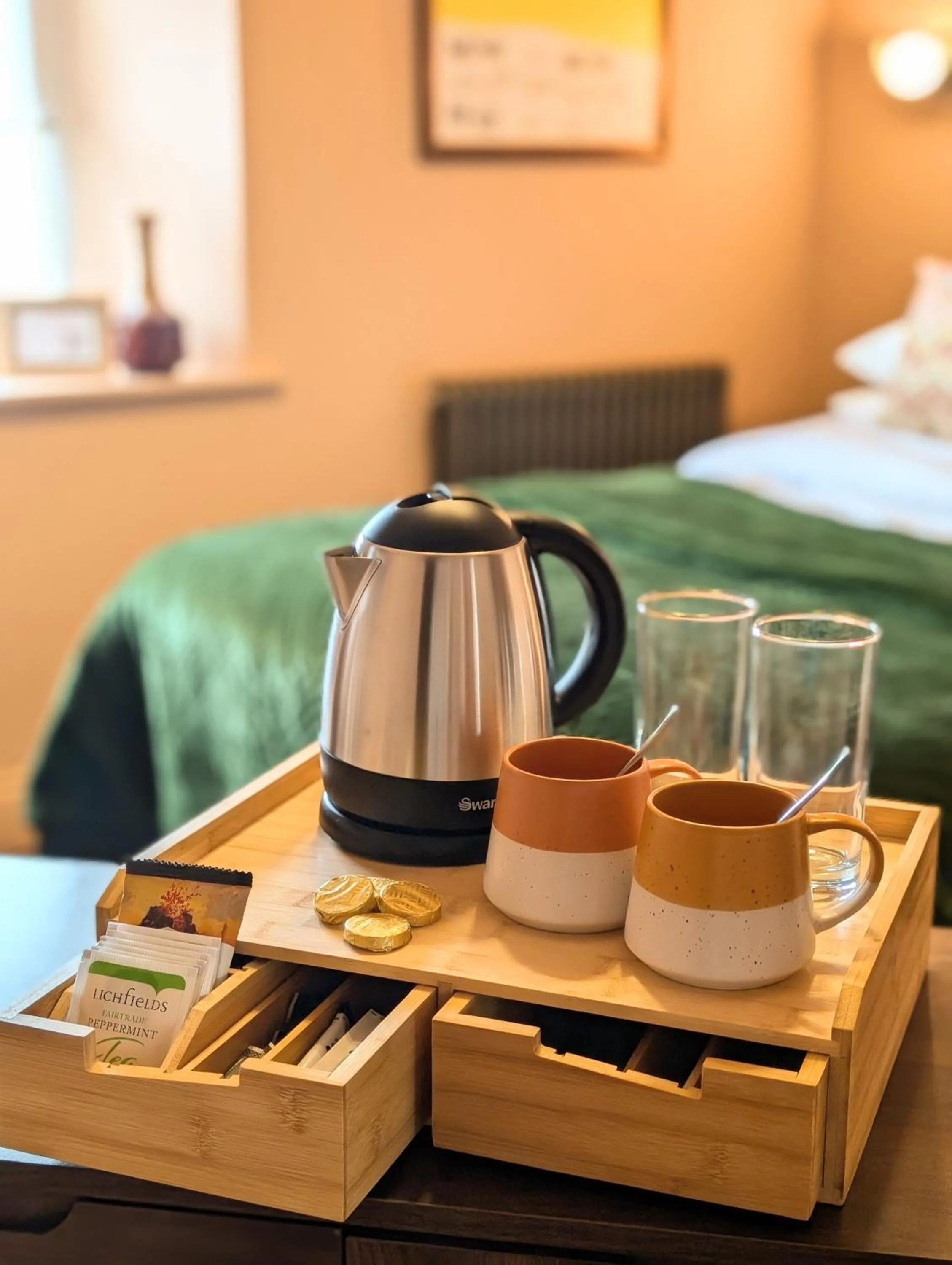 Coffee/tea facilities, Bed in The Beach House Boutique Hotel